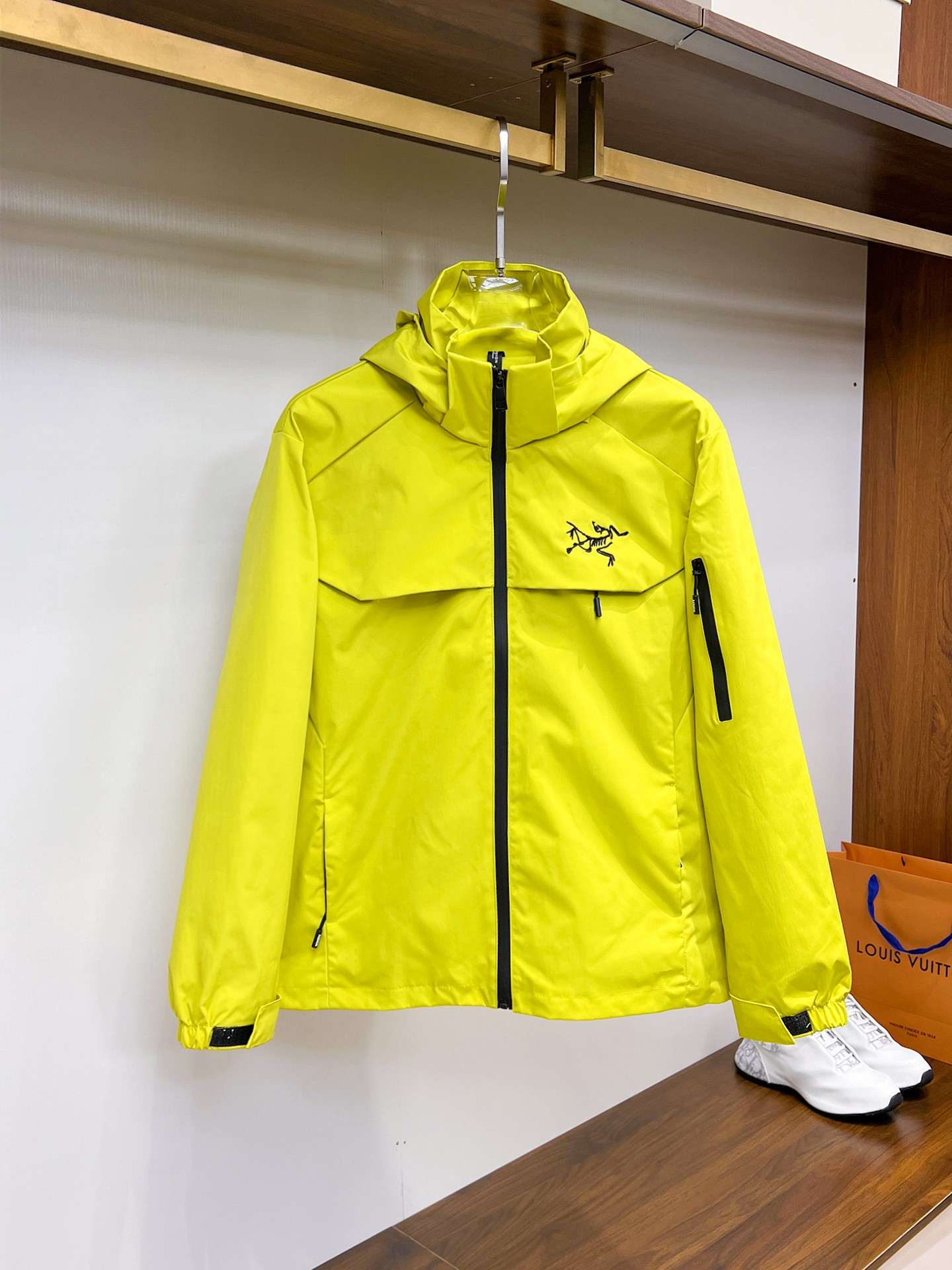 NO:937786,Arc'teryx official website of the same style, complete with three labels, on sale in advance. 2026ss new men's jacket for autumn, double-sided original single with three labels, high-end version. Custom-made fabrics at the counter. Highly breathable and comfortable, impeccable details, brand element design concept, reflecting high quality. Delicate and soft feel. Casual tailoring, excellent upper body shape. Size M~3XL, maximum weight, arc'teryx, jackets & coats,jackets & coats,19860909始祖鸟 官网同款,三标齐全,提前发售 2026ss开秋新款男士夹克外套,双面穿原单三标齐全高端版本 专柜定制面料 透气舒适度高,细节无可挑剔,品牌元素设计理念,体现高品质.手感细腻柔软 呈现休闲裁剪,上身版型超赞 码数M～3XL,最大穿斤,arc'teryx,jackets & coats,jackets & coats,,Men's clothing