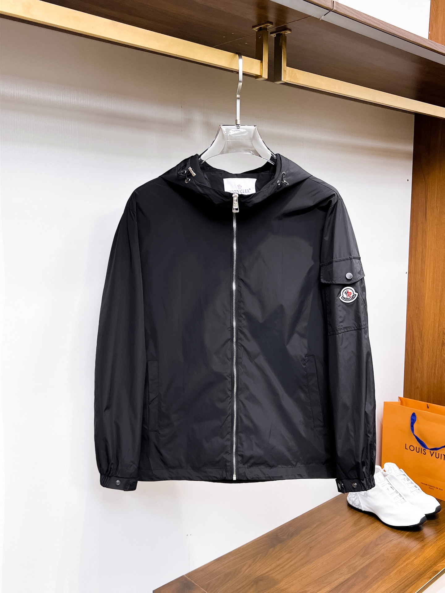 NO:937798,Mengkou The same style as the official website, complete with three labels, on sale in advance. 2026ss new autumn men's jacket, double-sided original single with three labels, high-end version. Custom-made fabrics at the counter. High breathability and comfort, impeccable details, brand element design concept, reflecting high quality. Delicate and soft feel. Casual tailoring, excellent upper body shape. Size M～3XL, maximum weight, Moncler, jackets & coats, jackets & coats,19860909蒙口 官网同款,三标齐全,提前发售 2026ss开秋新款男士夹克外套,双面穿原单三标齐全高端版本 专柜定制面料 透气舒适度高,细节无可挑剔,品牌元素设计理念,体现高品质.手感细腻柔软 呈现休闲裁剪,上身版型超赞 码数M～3XL,最大穿斤,,Moncler,jackets & coats,jackets & coats,,Men's clothing