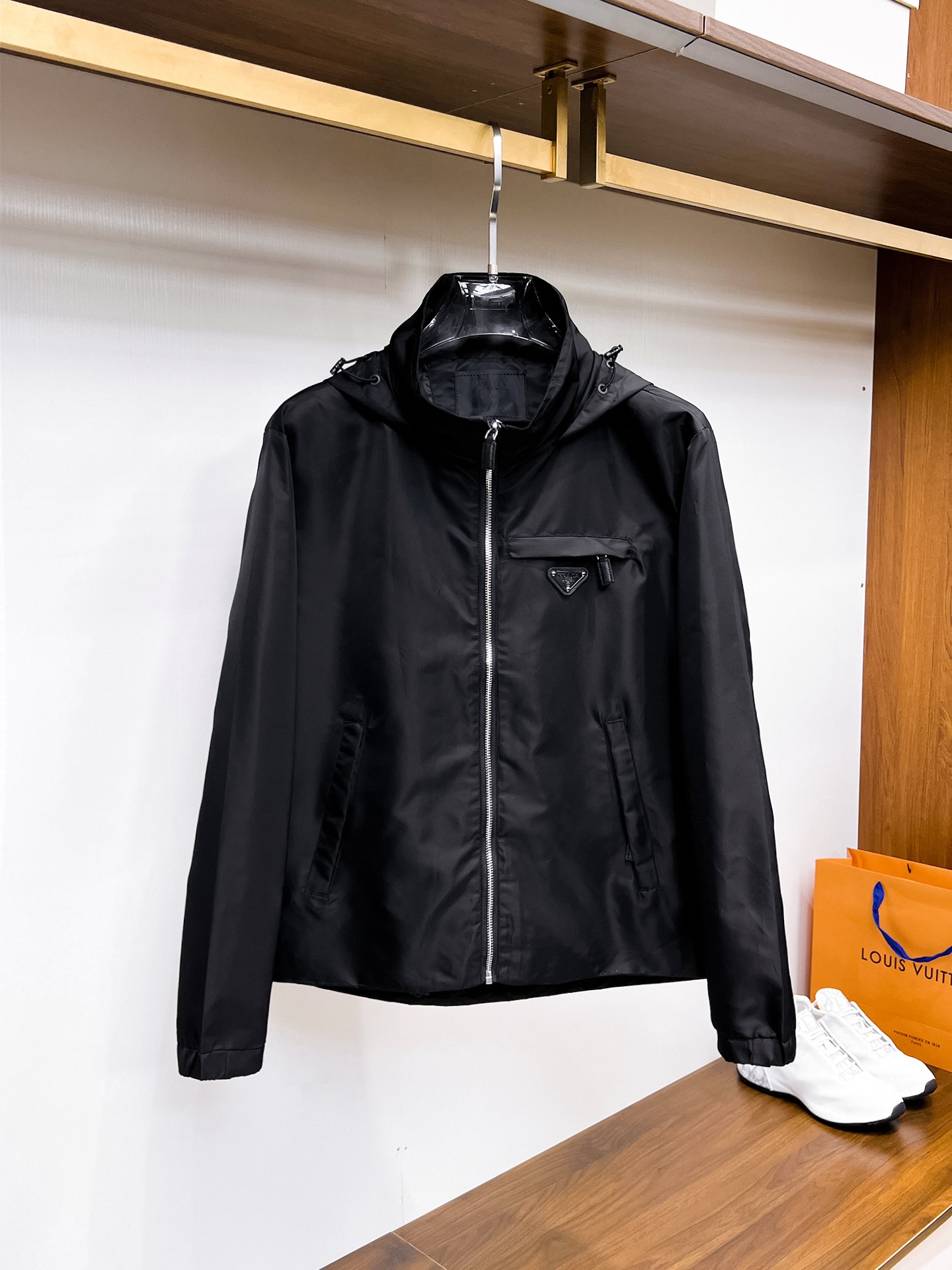 NO:937801,Prada official website same style, complete with three labels, sold in advance. 2026ss new men's jacket for fall, reversible original single with three labels, high-end version. Custom-made fabrics at the counter. Highly breathable and comfortable, impeccable details, brand element design concept, reflecting high quality. Delicate and soft feel. Casual tailoring, excellent upper body shape. Size M～3XL, maximum weight, prada, jackets & coats, jackets & coats,19860909普拉达 官网同款,三标齐全,提前发售 2026ss开秋新款男士夹克外套,双面穿原单三标齐全高端版本 专柜定制面料 透气舒适度高,细节无可挑剔,品牌元素设计理念,体现高品质.手感细腻柔软 呈现休闲裁剪,上身版型超赞 码数M～3XL,最大穿斤,,prada,jackets & coats,jackets & coats,,Men's clothing