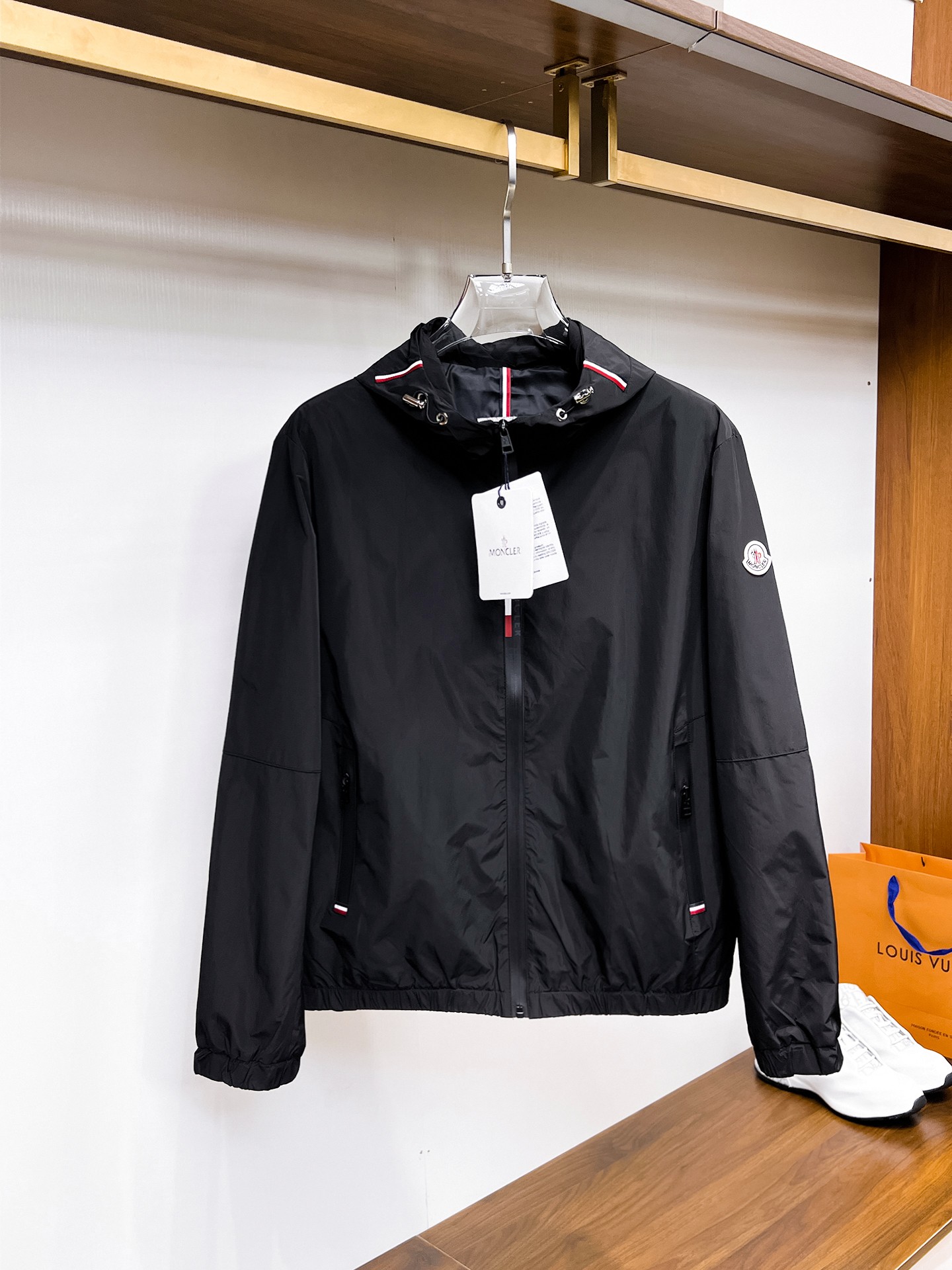 NO:937803,Mengkou The same style as the official website, complete with three labels, on sale in advance. 2026ss new autumn men's jacket, double-sided original single with three labels, high-end version. Custom-made fabrics at the counter. High breathability and comfort, impeccable details, brand element design concept, reflecting high quality. Delicate and soft feel. Casual tailoring, excellent upper body shape. Size M～3XL, maximum weight, Moncler, jackets & coats, jackets & coats,19860909蒙口 官网同款,三标齐全,提前发售 2026ss开秋新款男士夹克外套,双面穿原单三标齐全高端版本 专柜定制面料 透气舒适度高,细节无可挑剔,品牌元素设计理念,体现高品质.手感细腻柔软 呈现休闲裁剪,上身版型超赞 码数M～3XL,最大穿斤,,Moncler,jackets & coats,jackets & coats,,Men's clothing