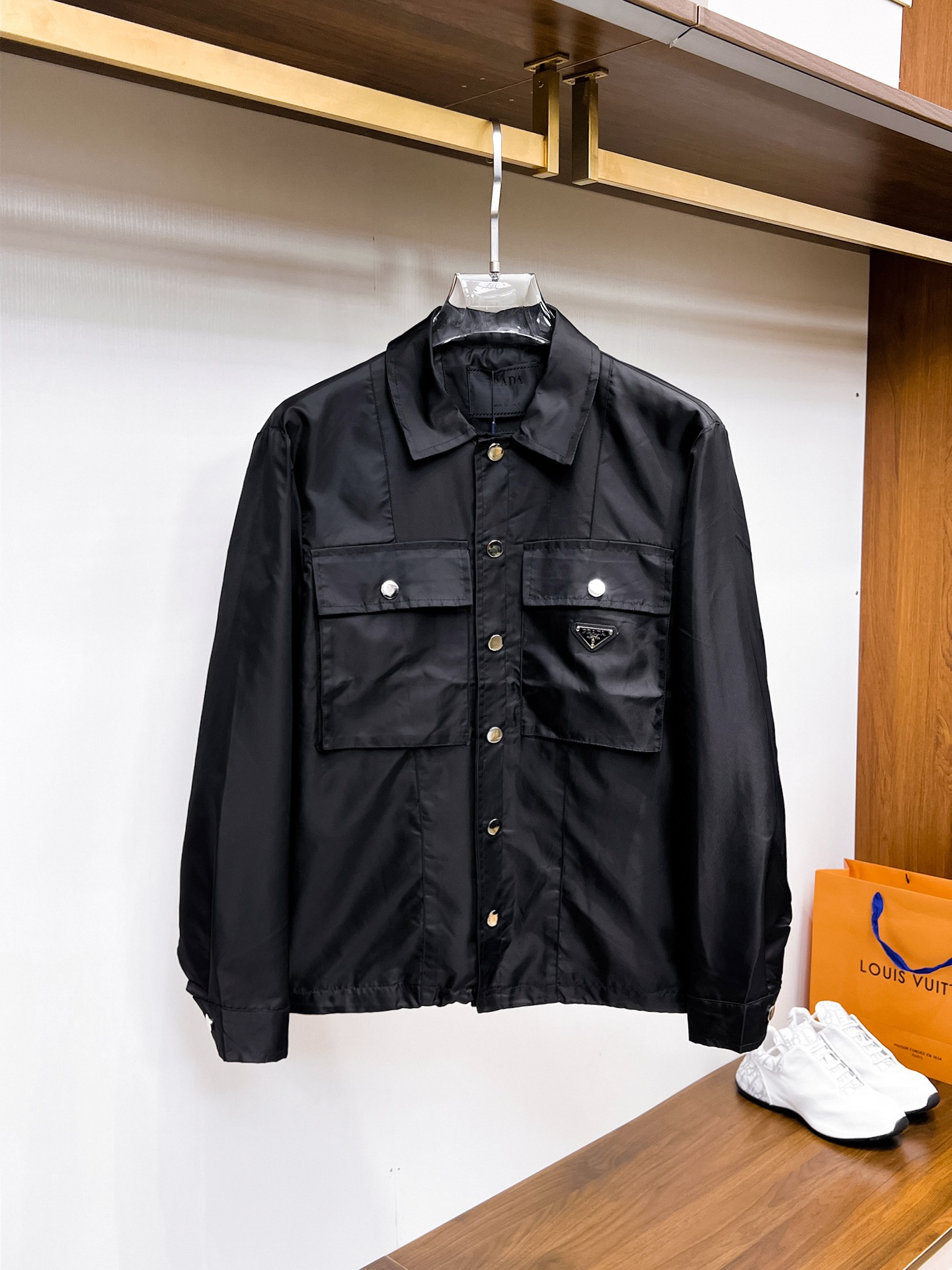 NO:937806,Prada official website same style, complete with three labels, sold in advance. 2026ss new men's jacket for fall, reversible original single with three labels, high-end version. Custom-made fabrics at the counter. Highly breathable and comfortable, impeccable details, brand element design concept, reflecting high quality. Delicate and soft feel. Casual tailoring, excellent upper body shape. Size M～3XL, maximum weight, prada, jackets & coats, jackets & coats,19860909普拉达 官网同款,三标齐全,提前发售 2026ss开秋新款男士夹克外套,双面穿原单三标齐全高端版本 专柜定制面料 透气舒适度高,细节无可挑剔,品牌元素设计理念,体现高品质.手感细腻柔软 呈现休闲裁剪,上身版型超赞 码数M～3XL,最大穿斤,,prada,jackets & coats,jackets & coats,,Men's clothing