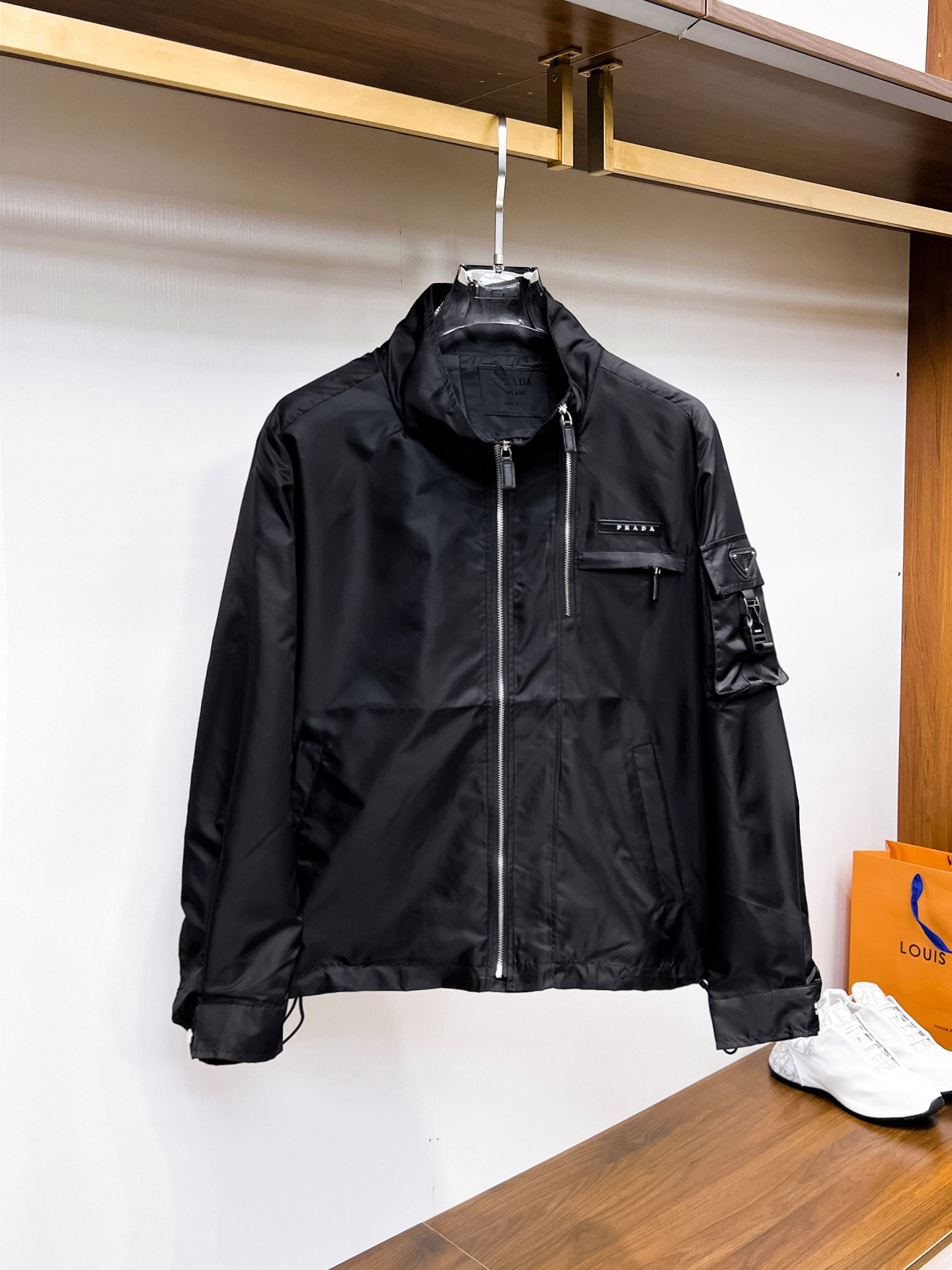 NO:937809,Same style as Prada official website, complete with three labels, on sale in advance. 2026ss new autumn men's jacket, reversible original single with three labels, high-end version. Custom-made fabrics at the counter. Highly breathable and comfortable, impeccable details, brand element design concept, reflecting high quality. Delicate and soft feel. Casual tailoring, excellent upper body shape. Size M~3XL, maximum weight, prada, jackets & coats, jackets & coats,19860909普拉达官网同款,三标齐全,提前发售 2026ss开秋新款男士夹克外套,双面穿原单三标齐全高端版本 专柜定制面料 透气舒适度高,细节无可挑剔,品牌元素设计理念,体现高品质.手感细腻柔软 呈现休闲裁剪,上身版型超赞 码数M～3XL,最大穿斤,,prada,jackets & coats,jackets & coats,,Men's clothing