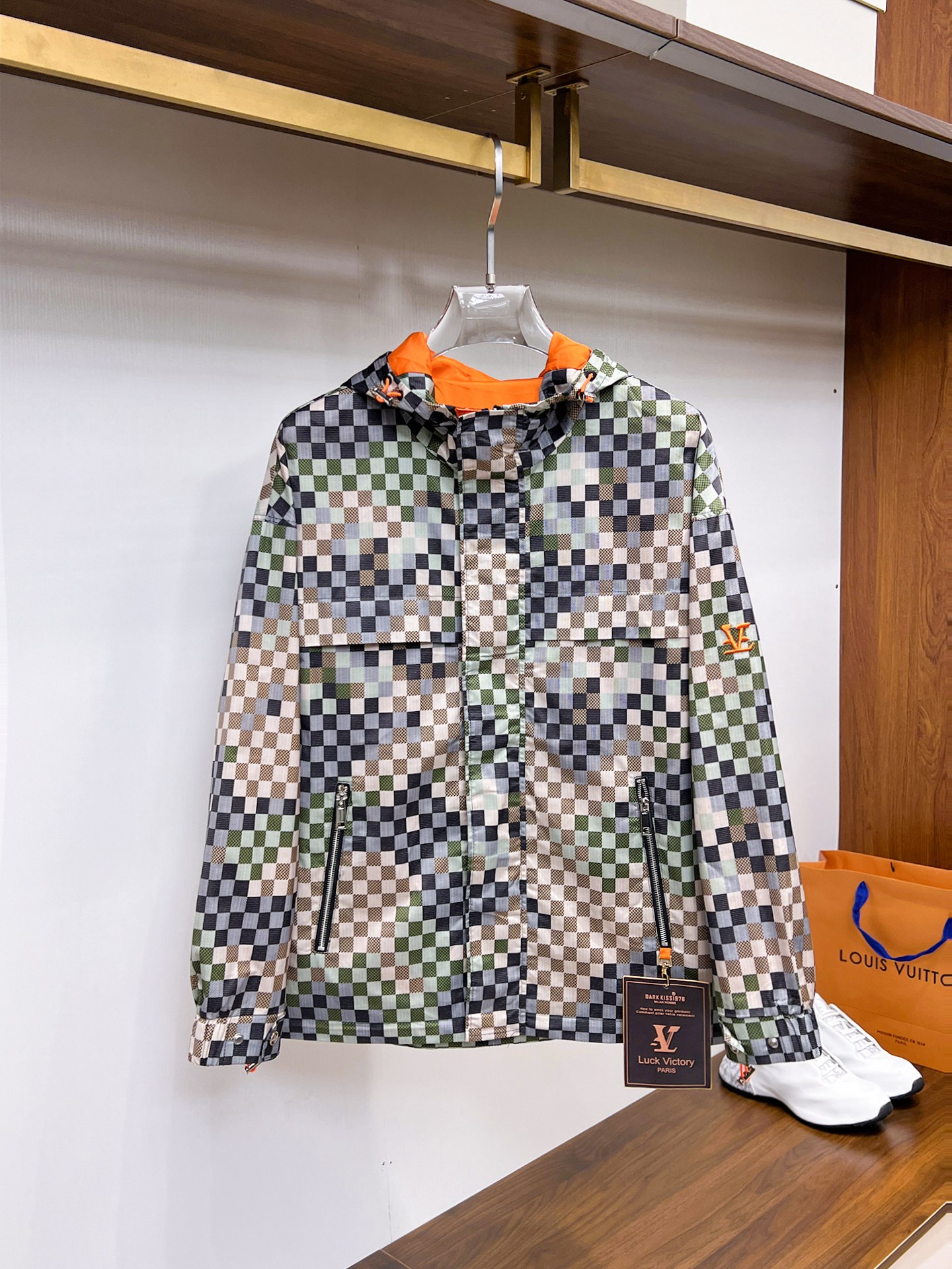 NO:937788,Same style as LV official website, complete with three labels, on sale in advance. 2026ss new autumn men's jacket, reversible original single with three labels, high-end version. Custom-made fabrics at the counter. Highly breathable and comfortable, impeccable details, brand element design concept, reflecting high quality. Delicate and soft feel. Casual tailoring, excellent upper body shape. Size M～3XL, maximum weight, Louis Vuitton, jackets & coats,jackets & coats,19860909LV 官网同款,三标齐全,提前发售 2026ss开秋新款男士夹克外套,双面穿原单三标齐全高端版本 专柜定制面料 透气舒适度高,细节无可挑剔,品牌元素设计理念,体现高品质.手感细腻柔软 呈现休闲裁剪,上身版型超赞 码数M～3XL,最大穿斤,,louis vuitton,jackets & coats,jackets & coats,,Men's clothing