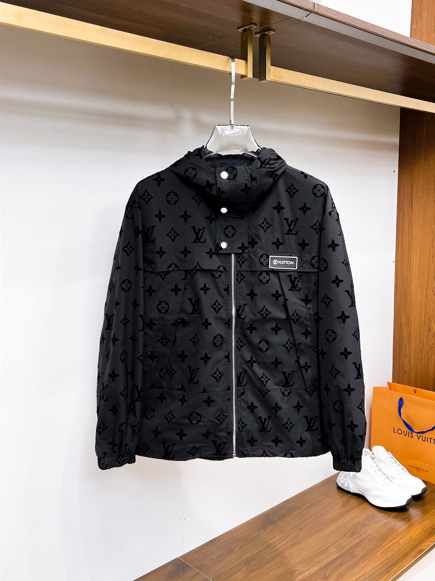 NO:937812,Same style as LV official website, complete with three labels, on sale in advance. 2026ss new autumn men's jacket, reversible original single with three labels, high-end version. Custom-made fabrics at the counter. Highly breathable and comfortable, impeccable details, brand element design concept, reflecting high quality. Delicate and soft feel. Casual tailoring, excellent upper body shape. Size M～3XL, maximum weight, Louis Vuitton, jackets & coats,jackets & coats,19860909LV 官网同款,三标齐全,提前发售 2026ss开秋新款男士夹克外套,双面穿原单三标齐全高端版本 专柜定制面料 透气舒适度高,细节无可挑剔,品牌元素设计理念,体现高品质.手感细腻柔软 呈现休闲裁剪,上身版型超赞 码数M～3XL,最大穿斤,,louis vuitton,jackets & coats,jackets & coats,,Men's clothing