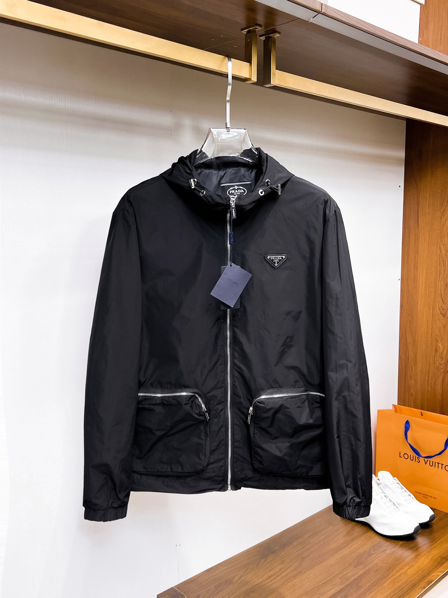 NO:937815,Prada official website same style, complete with three labels, sold in advance. 2026ss new men's jacket for fall, reversible original single with three labels, high-end version. Custom-made fabrics at the counter. Highly breathable and comfortable, impeccable details, brand element design concept, reflecting high quality. Delicate and soft feel. Casual tailoring, excellent upper body shape. Size M～3XL, maximum weight, prada, jackets & coats, jackets & coats,19860909普拉达 官网同款,三标齐全,提前发售 2026ss开秋新款男士夹克外套,双面穿原单三标齐全高端版本 专柜定制面料 透气舒适度高,细节无可挑剔,品牌元素设计理念,体现高品质.手感细腻柔软 呈现休闲裁剪,上身版型超赞 码数M～3XL,最大穿斤,,prada,jackets & coats,jackets & coats,,Men's clothing