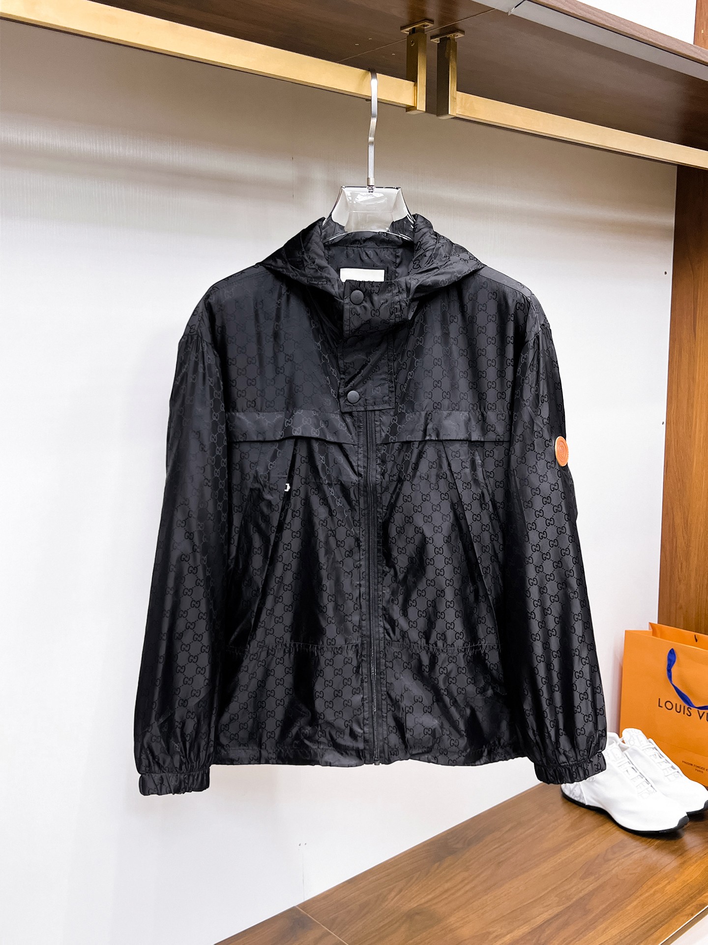 NO:937818,Gucci official website same style, complete with three labels, on sale in advance. 2026ss new men's jacket for autumn, reversible original single with three labels, high-end version. Custom-made fabrics at the counter. Highly breathable and comfortable, impeccable details, brand element design concept, reflecting high quality. Delicate and soft feel. Casual tailoring, awesome upper body shape. Size M～3XL, maximum weight,,jackets & coats,jackets & coats,19860909古奇 官网同款,三标齐全,提前发售 2026ss开秋新款男士夹克外套,双面穿原单三标齐全高端版本 专柜定制面料 透气舒适度高,细节无可挑剔,品牌元素设计理念,体现高品质.手感细腻柔软 呈现休闲裁剪,上身版型超赞 码数M～3XL,最大穿斤,,jackets & coats,jackets & coats,,Men's clothing