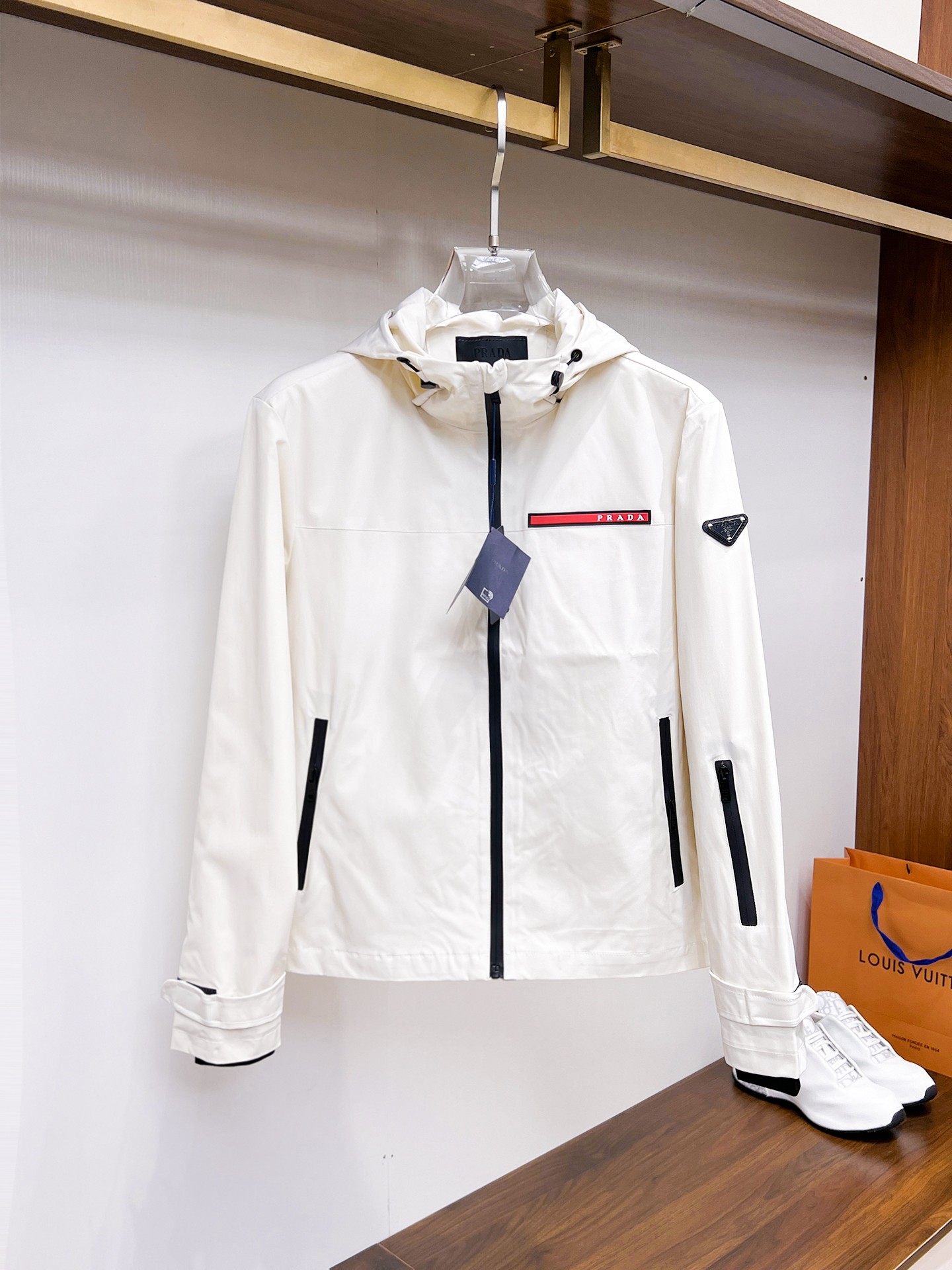 NO:937821,Prada official website same style, complete with three labels, sold in advance. 2026ss new men's jacket for fall, reversible original single with three labels, high-end version. Custom-made fabrics at the counter. Highly breathable and comfortable, impeccable details, brand element design concept, reflecting high quality. Delicate and soft feel. Casual tailoring, excellent upper body shape. Size M～3XL, maximum weight, prada, jackets & coats, jackets & coats,19860909普拉达 官网同款,三标齐全,提前发售 2026ss开秋新款男士夹克外套,双面穿原单三标齐全高端版本 专柜定制面料 透气舒适度高,细节无可挑剔,品牌元素设计理念,体现高品质.手感细腻柔软 呈现休闲裁剪,上身版型超赞 码数M～3XL,最大穿斤,,prada,jackets & coats,jackets & coats,,Men's clothing