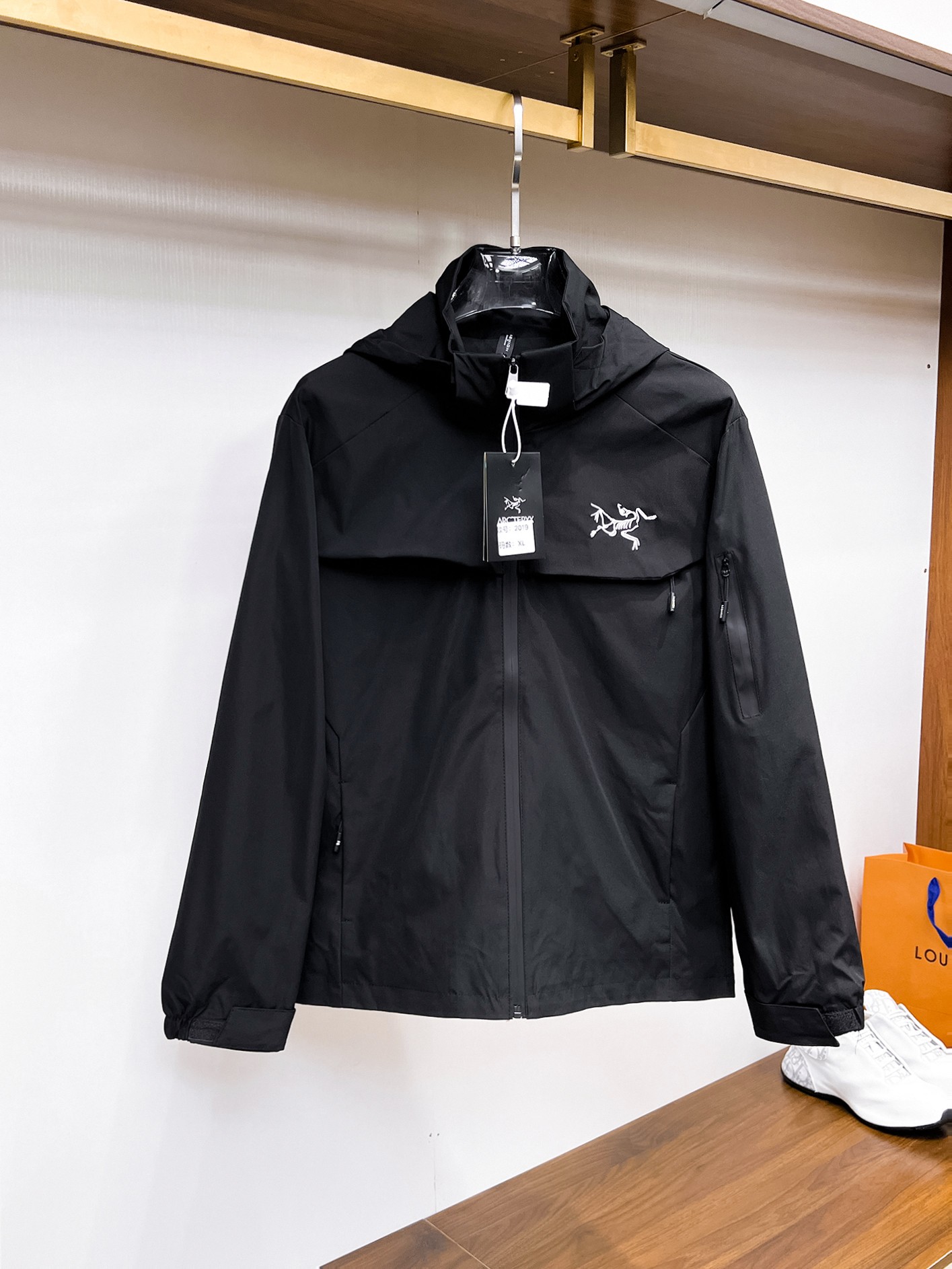 NO:937790,Arc'teryx official website of the same style, complete with three labels, on sale in advance. 2026ss new men's jacket for autumn, double-sided original single with three labels, high-end version. Custom-made fabrics at the counter. Highly breathable and comfortable, impeccable details, brand element design concept, reflecting high quality. Delicate and soft feel. Casual tailoring, excellent upper body shape. Size M~3XL, maximum weight, arc'teryx, jackets & coats,jackets & coats,19860909始祖鸟 官网同款,三标齐全,提前发售 2026ss开秋新款男士夹克外套,双面穿原单三标齐全高端版本 专柜定制面料 透气舒适度高,细节无可挑剔,品牌元素设计理念,体现高品质.手感细腻柔软 呈现休闲裁剪,上身版型超赞 码数M～3XL,最大穿斤,arc'teryx,jackets & coats,jackets & coats,,Men's clothing