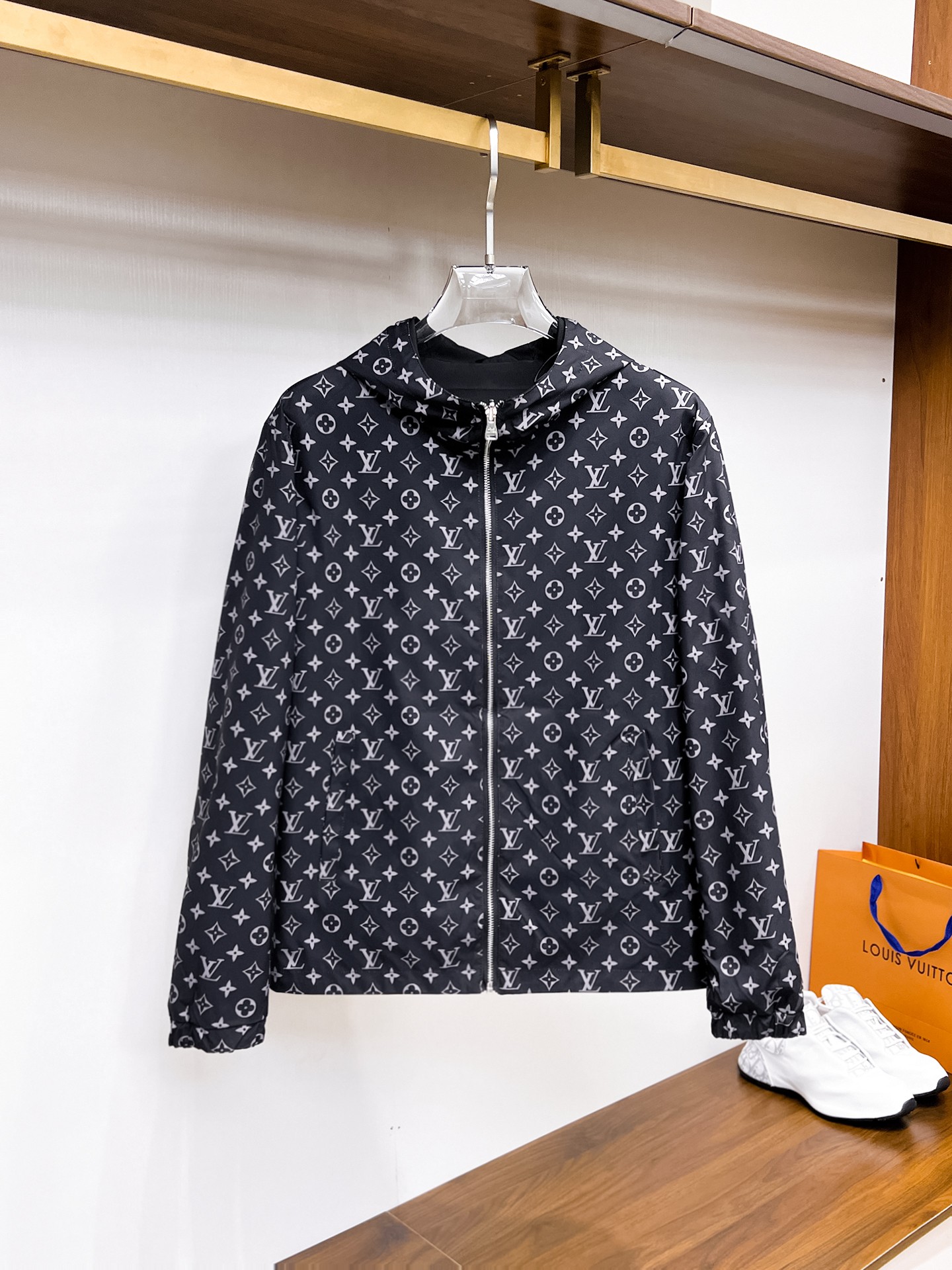 NO:937824,Same style as the LV official website, complete with three labels, on sale in advance. 2026ss new autumn men's double-sided jacket, reversible original single with three labels, high-end version. Custom-made fabrics at the counter. Highly breathable and comfortable, impeccable details, brand element design concept, reflecting high quality. Delicate and soft feel. Casual tailoring, excellent upper body shape. Size M～3XL, maximum weight, Louis Vuitton, jackets & coats, jackets & coats,19860909LV 官网同款,三标齐全,提前发售 2026ss开秋新款男士双面夹克外套,双面穿原单三标齐全高端版本 专柜定制面料 透气舒适度高,细节无可挑剔,品牌元素设计理念,体现高品质.手感细腻柔软 呈现休闲裁剪,上身版型超赞 码数M～3XL,最大穿斤,,louis vuitton,jackets & coats,jackets & coats,,Men's clothing