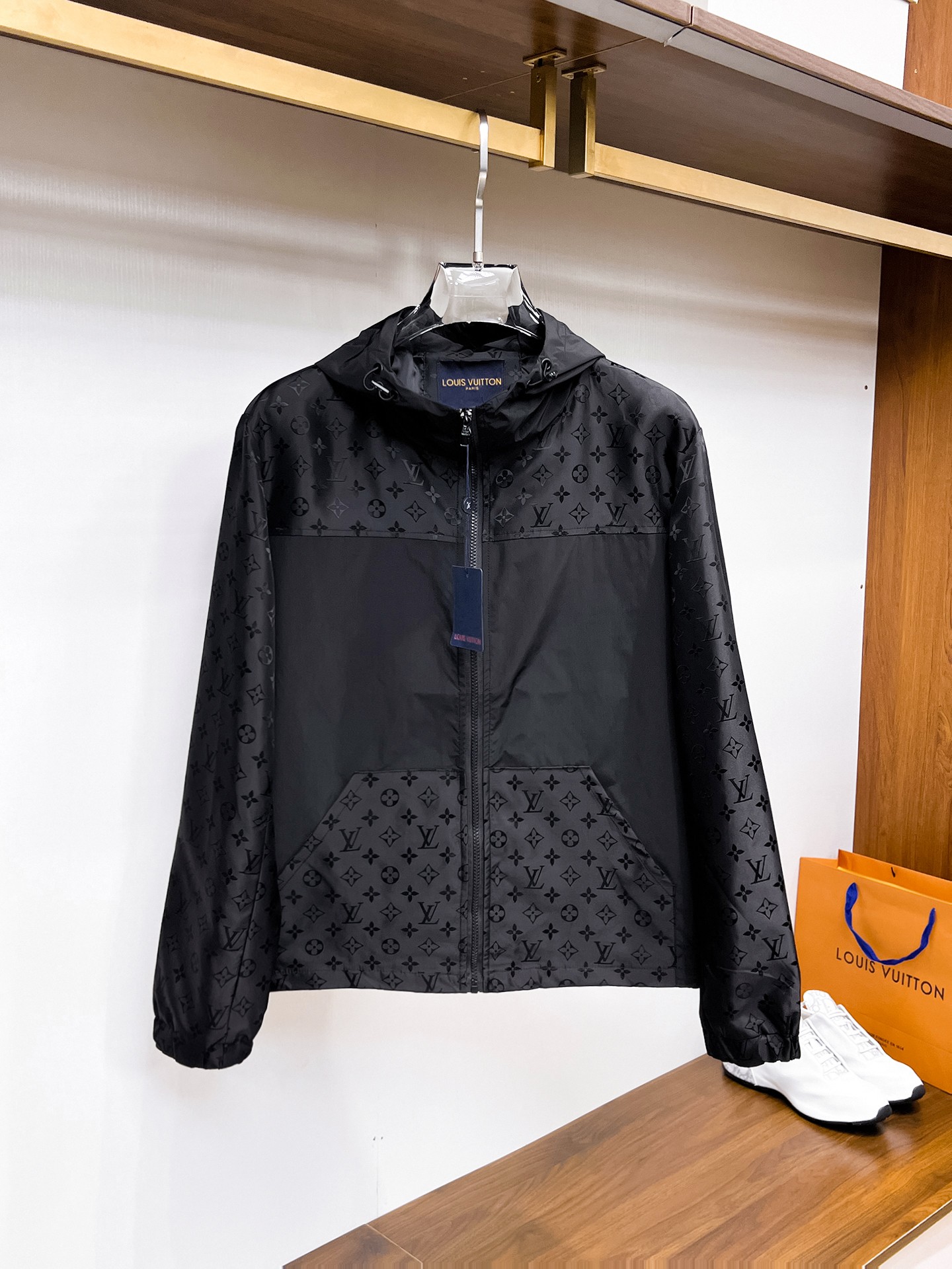 NO:132331,The same style on the official website, complete three standards, and is released in advance. 2025ss Spring New Men's Jacket Jacket, double-sided original single three standards, high-end version. Customized counter fabric, breathable and comfortable, impeccable details, brand element design concept, reflecting high quality. The feel is delicate and soft, presents casual cut, and the upper body style is superb. The number of sizes M~3XL, maximum wear 195 kilograms, louis vuitton, jackets & coats, jackets & coats, alexander wang19860909LV 官网同款,三标齐全,提前发售 2025ss开春新款男士夹克外套,双面穿原单三标齐全高端版本 专柜定制面料 透气舒适度高,细节无可挑剔,品牌元素设计理念,体现高品质.手感细腻柔软 呈现休闲裁剪,上身版型超赞 码数M～3XL,最大穿195斤,,louis vuitton,jackets & coats,jackets & coats,alexander wang,Men's clothing