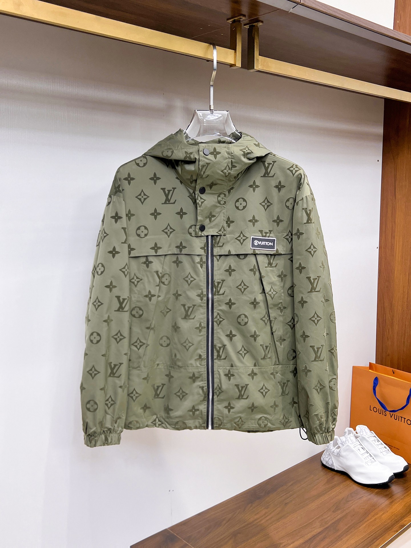 NO:132337,The same style on the official website, complete three standards, and is released in advance. 2025ss Spring New Men's Jacket Jacket, double-sided original single three standards, high-end version. Customized counter fabric, breathable and comfortable, impeccable details, brand element design concept, reflecting high quality. The feel is delicate and soft, presents casual cut, and the upper body style is superb. The number of sizes M~3XL, maximum wear 195 kilograms, louis vuitton, jackets & coats, jackets & coats, alexander wang19860909LV 官网同款,三标齐全,提前发售 2025ss开春新款男士夹克外套,双面穿原单三标齐全高端版本 专柜定制面料 透气舒适度高,细节无可挑剔,品牌元素设计理念,体现高品质.手感细腻柔软 呈现休闲裁剪,上身版型超赞 码数M～3XL,最大穿195斤,,louis vuitton,jackets & coats,jackets & coats,alexander wang,Men's clothing