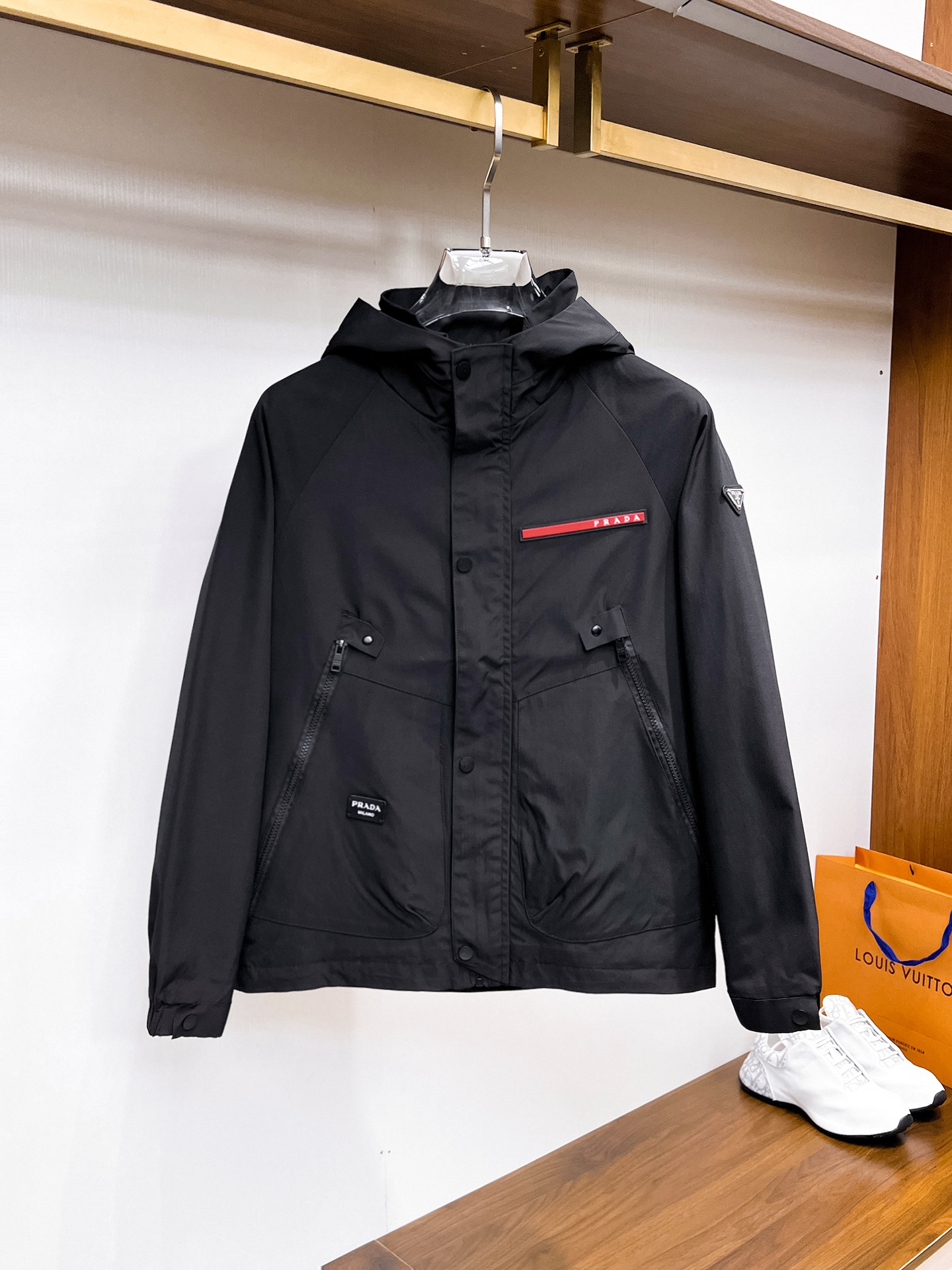 NO:132343,Prada's official website has the same style, complete three standards, and is available in advance. 2025ss Spring New Men's Jacket Jacket, double-sided original single three standards, high-end version, customized counter fabric, breathable and comfortable, impeccable details, brand element design concept, reflecting high quality. The feel is delicate and soft, presents casual cut, and the upper body style is superb. The number of sizes M~3XL, maximum wear 195 catties, prada, jackets & coats, jackets & coats, alexander wang19860909普拉达 官网同款,三标齐全,提前发售 2025ss开春新款男士夹克外套,双面穿原单三标齐全高端版本 专柜定制面料 透气舒适度高,细节无可挑剔,品牌元素设计理念,体现高品质.手感细腻柔软 呈现休闲裁剪,上身版型超赞 码数M～3XL,最大穿195斤,,prada,jackets & coats,jackets & coats,alexander wang,Men's clothing