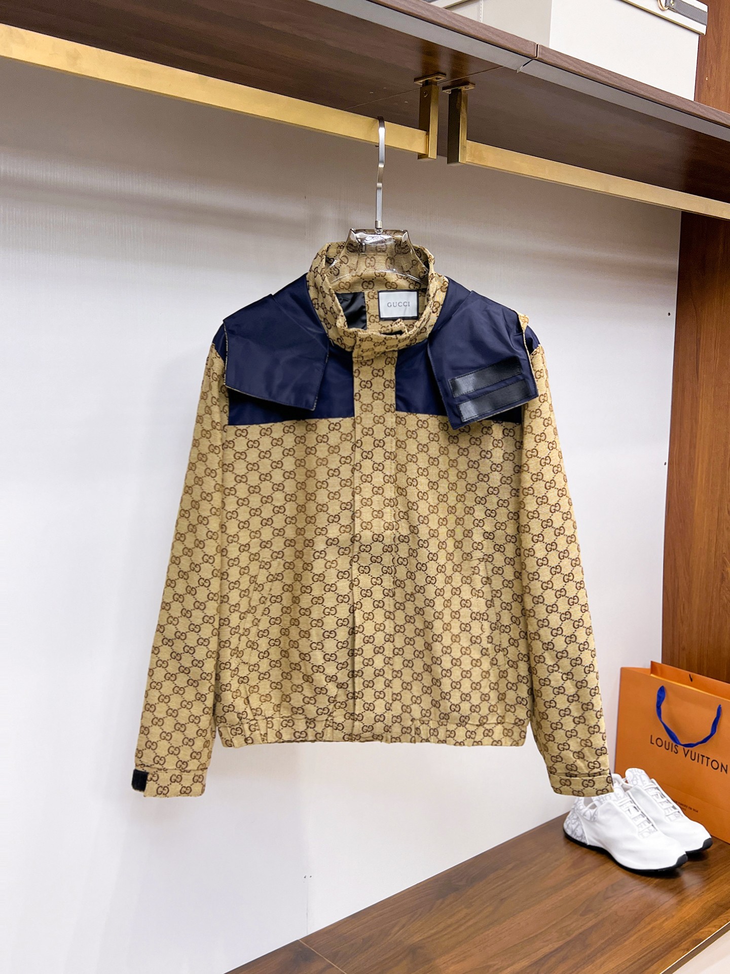 NO:132321,Guqi, the same style on the official website, complete three standards, released in advance. 2025ss Spring New Men's Jacket, double-sided original single three standards, high-end version, customized counter fabric, breathable and comfortable, impeccable details, brand element design concept, reflecting high quality. The feel is delicate and soft, presents casual cut, and the upper body style is superb. The number of sizes M~3XL, maximum wear 195 kilograms, jackets & coats, jackets & coats, alexander wang19860909古奇 官网同款,三标齐全,提前发售 2025ss开春新款男士夹克外套,双面穿原单三标齐全高端版本 专柜定制面料 透气舒适度高,细节无可挑剔,品牌元素设计理念,体现高品质.手感细腻柔软 呈现休闲裁剪,上身版型超赞 码数M～3XL,最大穿195斤,,jackets & coats,jackets & coats,alexander wang,Men's clothing