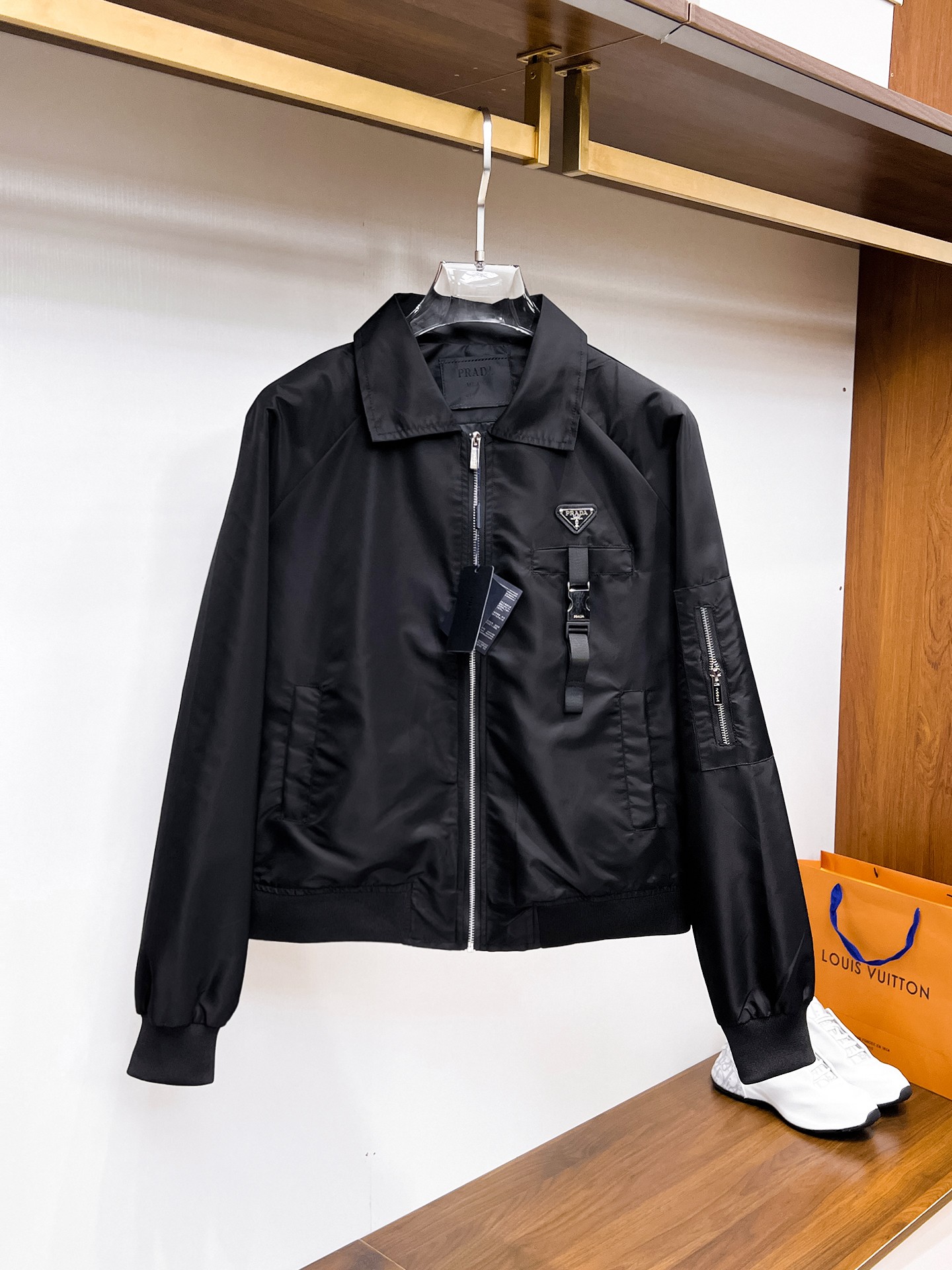 NO:937792,Prada official website same style, complete with three labels, sold in advance. 2026ss new men's jacket for fall, reversible original single with three labels, high-end version. Custom-made fabrics at the counter. Highly breathable and comfortable, impeccable details, brand element design concept, reflecting high quality. Delicate and soft feel. Casual tailoring, excellent upper body shape. Size M～3XL, maximum weight, prada, jackets & coats, jackets & coats,19860909普拉达 官网同款,三标齐全,提前发售 2026ss开秋新款男士夹克外套,双面穿原单三标齐全高端版本 专柜定制面料 透气舒适度高,细节无可挑剔,品牌元素设计理念,体现高品质.手感细腻柔软 呈现休闲裁剪,上身版型超赞 码数M～3XL,最大穿斤,,prada,jackets & coats,jackets & coats,,Men's clothing