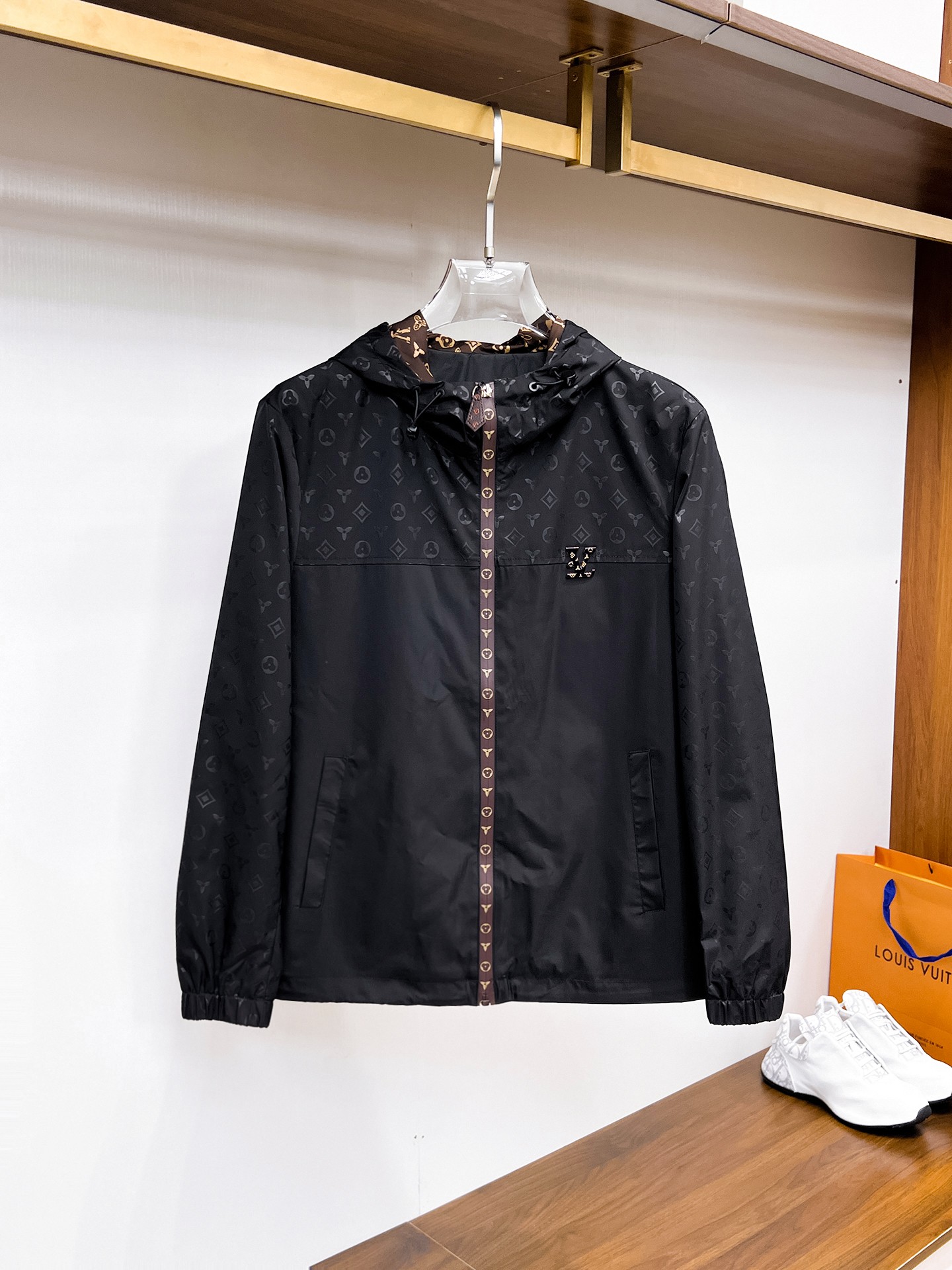 NO:937794,Same style as LV official website, complete with three labels, on sale in advance. 2026ss new autumn men's jacket, reversible original single with three labels, high-end version. Custom-made fabrics at the counter. Highly breathable and comfortable, impeccable details, brand element design concept, reflecting high quality. Delicate and soft feel. Casual tailoring, excellent upper body shape. Size M～3XL, maximum weight, Louis Vuitton, jackets & coats,jackets & coats,19860909LV 官网同款,三标齐全,提前发售 2026ss开秋新款男士夹克外套,双面穿原单三标齐全高端版本 专柜定制面料 透气舒适度高,细节无可挑剔,品牌元素设计理念,体现高品质.手感细腻柔软 呈现休闲裁剪,上身版型超赞 码数M～3XL,最大穿斤,,louis vuitton,jackets & coats,jackets & coats,,Men's clothing