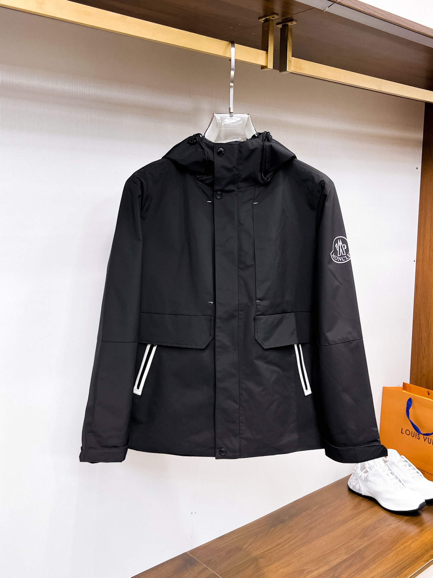 NO:937800,Mengkou The same style as the official website, complete with three labels, on sale in advance. 2026ss new autumn men's jacket, double-sided original single with three labels, high-end version. Custom-made fabrics at the counter. High breathability and comfort, impeccable details, brand element design concept, reflecting high quality. Delicate and soft feel. Casual tailoring, excellent upper body shape. Size M～3XL, maximum weight, Moncler, jackets & coats, jackets & coats,19860909蒙口 官网同款,三标齐全,提前发售 2026ss开秋新款男士夹克外套,双面穿原单三标齐全高端版本 专柜定制面料 透气舒适度高,细节无可挑剔,品牌元素设计理念,体现高品质.手感细腻柔软 呈现休闲裁剪,上身版型超赞 码数M～3XL,最大穿斤,,Moncler,jackets & coats,jackets & coats,,Men's clothing