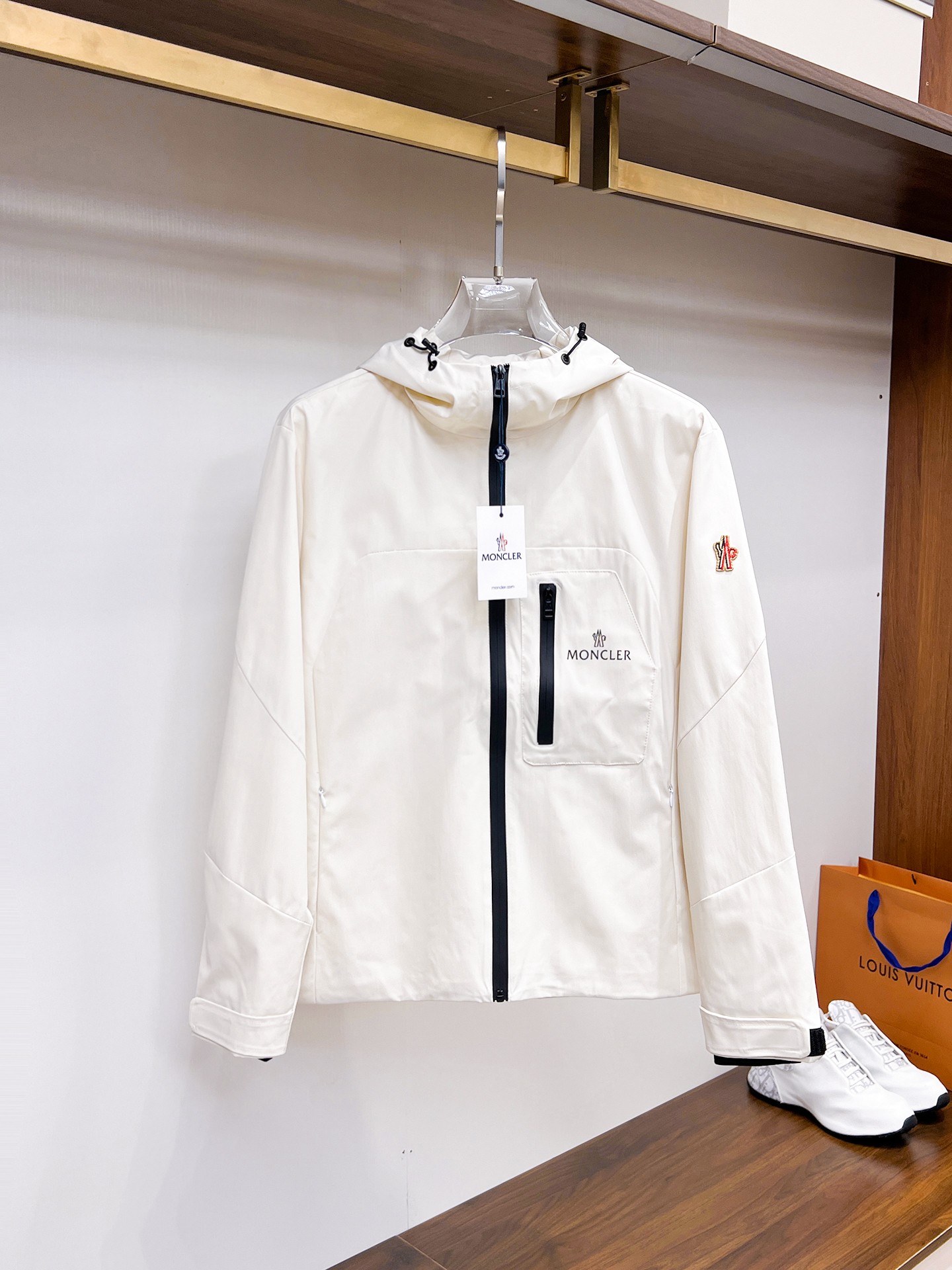 NO:132330,The same style on the official website, complete three standards, and is released in advance. 2025ss Spring New Men's Jacket Jacket, double-sided original single three standards, high-end version. Customized counter fabric, breathable and comfortable, impeccable details, brand element design concept, reflecting high quality. The feel is delicate and soft, presents casual cut, and the upper body style is superb. The number of sizes M~3XL, maximum wear 195 catties, Moncler, jackets & coats, jackets & coats, alexander wang19860909蒙口 官网同款,三标齐全,提前发售 2025ss开春新款男士夹克外套,双面穿原单三标齐全高端版本 专柜定制面料 透气舒适度高,细节无可挑剔,品牌元素设计理念,体现高品质.手感细腻柔软 呈现休闲裁剪,上身版型超赞 码数M～3XL,最大穿195斤,,Moncler,jackets & coats,jackets & coats,alexander wang,Men's clothing