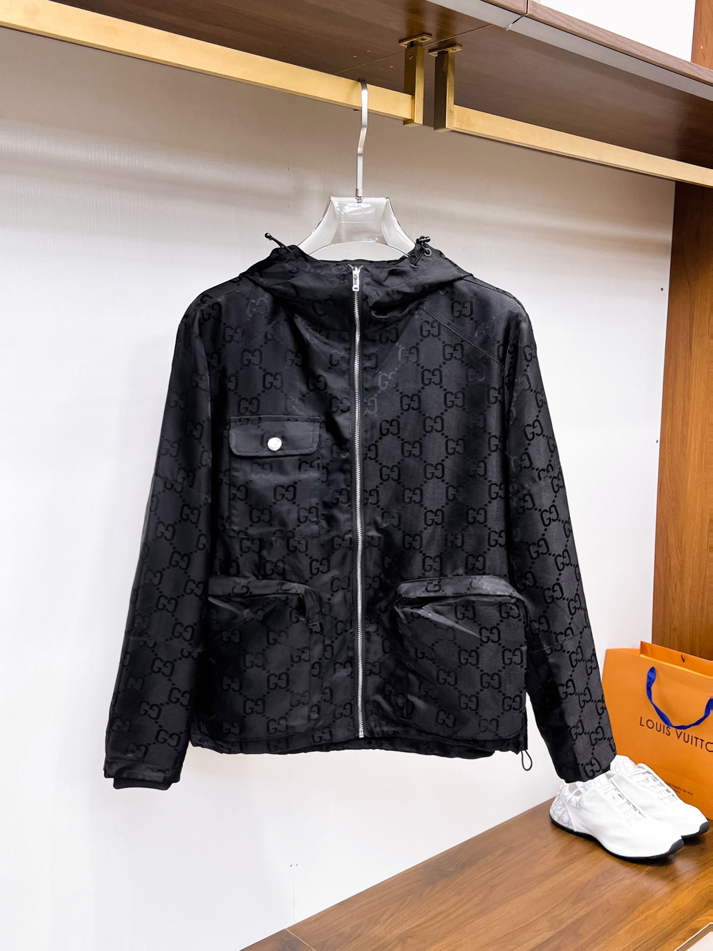 NO:132333,Guqi, the same style on the official website, complete three standards, released in advance. 2025ss Spring New Men's Jacket, double-sided original single three standards, high-end version, customized counter fabric, breathable and comfortable, impeccable details, brand element design concept, reflecting high quality. The feel is delicate and soft, presents casual cut, and the upper body style is superb. The number of sizes M~3XL, maximum wear 195 kilograms, jackets & coats, jackets & coats, alexander wang19860909古奇 官网同款,三标齐全,提前发售 2025ss开春新款男士夹克外套,双面穿原单三标齐全高端版本 专柜定制面料 透气舒适度高,细节无可挑剔,品牌元素设计理念,体现高品质.手感细腻柔软 呈现休闲裁剪,上身版型超赞 码数M～3XL,最大穿195斤,,jackets & coats,jackets & coats,alexander wang,Men's clothing