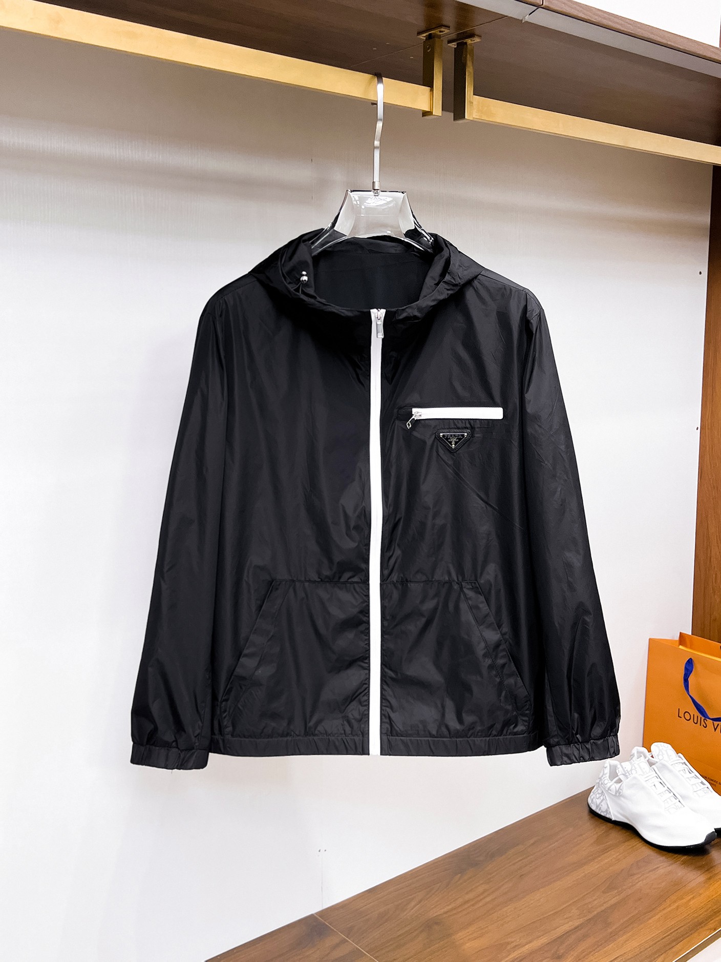 NO:937796,Prada official website same style, complete with three labels, sold in advance. 2026ss new men's jacket for fall, reversible original single with three labels, high-end version. Custom-made fabrics at the counter. Highly breathable and comfortable, impeccable details, brand element design concept, reflecting high quality. Delicate and soft feel. Casual tailoring, excellent upper body shape. Size M～3XL, maximum weight, prada, jackets & coats, jackets & coats,19860909普拉达 官网同款,三标齐全,提前发售 2026ss开秋新款男士夹克外套,双面穿原单三标齐全高端版本 专柜定制面料 透气舒适度高,细节无可挑剔,品牌元素设计理念,体现高品质.手感细腻柔软 呈现休闲裁剪,上身版型超赞 码数M～3XL,最大穿斤,,prada,jackets & coats,jackets & coats,,Men's clothing