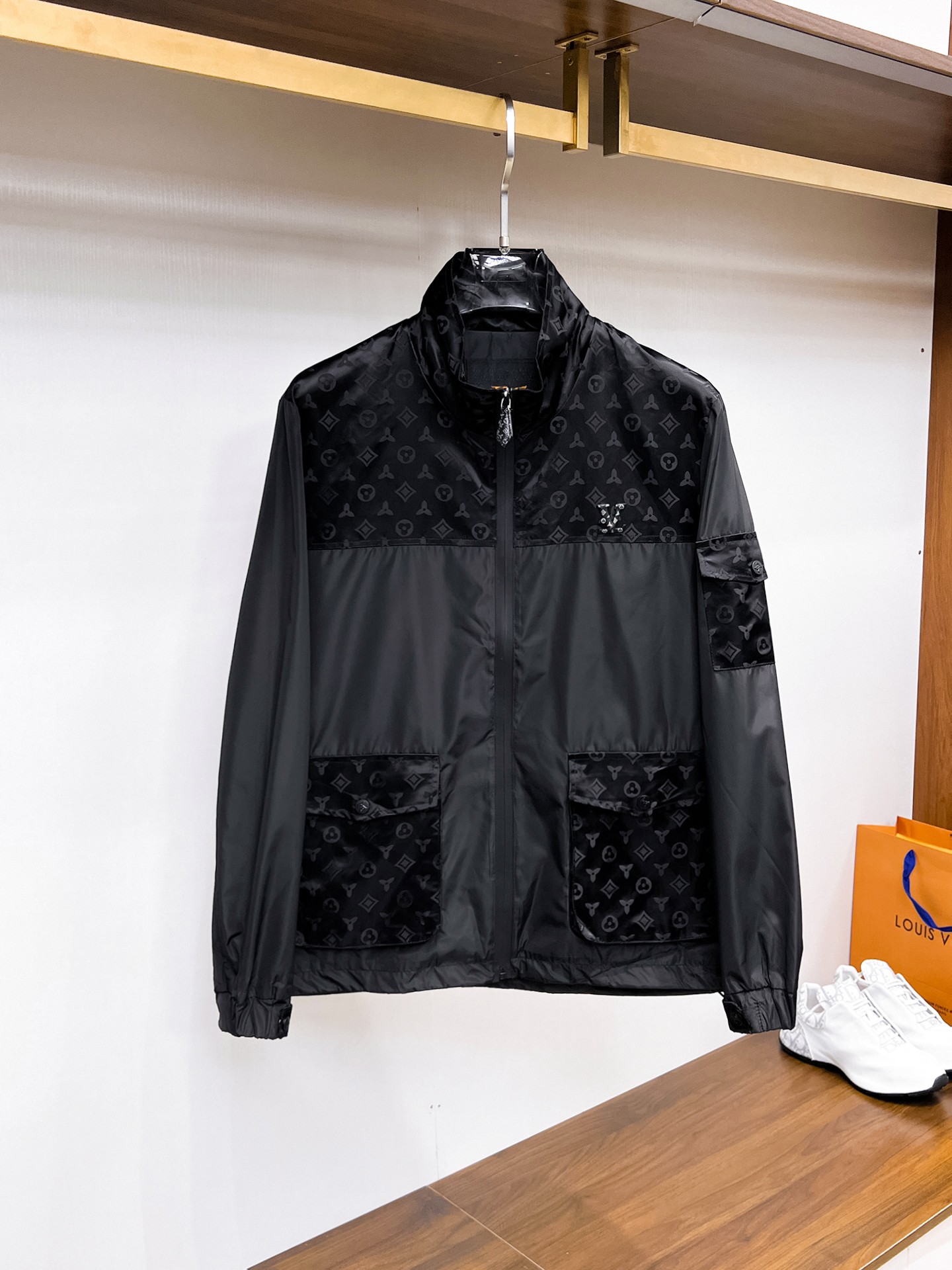 NO:132336,The same style on the official website, complete three standards, and is released in advance. 2025ss Spring New Men's Jacket Jacket, double-sided original single three standards, high-end version. Customized counter fabric, breathable and comfortable, impeccable details, brand element design concept, reflecting high quality. The feel is delicate and soft, presents casual cut, and the upper body style is superb. The number of sizes M~3XL, maximum wear 195 kilograms, louis vuitton, jackets & coats, jackets & coats, alexander wang19860909LV 官网同款,三标齐全,提前发售 2025ss开春新款男士夹克外套,双面穿原单三标齐全高端版本 专柜定制面料 透气舒适度高,细节无可挑剔,品牌元素设计理念,体现高品质.手感细腻柔软 呈现休闲裁剪,上身版型超赞 码数M～3XL,最大穿195斤,,louis vuitton,jackets & coats,jackets & coats,alexander wang,Men's clothing