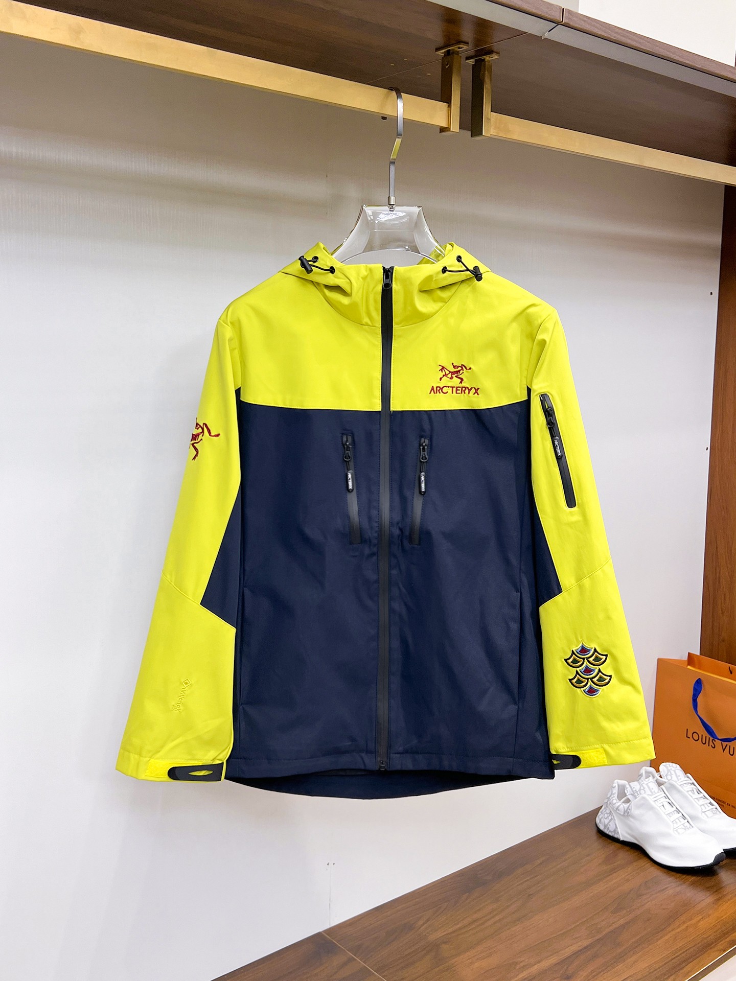 NO:937779,Arc'teryx official website of the same style, complete with three labels, on sale in advance. 2026ss new men's jacket for autumn, double-sided original single with three labels, high-end version. Custom-made fabrics at the counter. Highly breathable and comfortable, impeccable details, brand element design concept, reflecting high quality. Delicate and soft feel. Casual tailoring, excellent upper body shape. Size M~3XL, maximum weight, arc'teryx, jackets & coats,jackets & coats,19860909始祖鸟 官网同款,三标齐全,提前发售 2026ss开秋新款男士夹克外套,双面穿原单三标齐全高端版本 专柜定制面料 透气舒适度高,细节无可挑剔,品牌元素设计理念,体现高品质.手感细腻柔软 呈现休闲裁剪,上身版型超赞 码数M～3XL,最大穿斤,arc'teryx,jackets & coats,jackets & coats,,Men's clothing