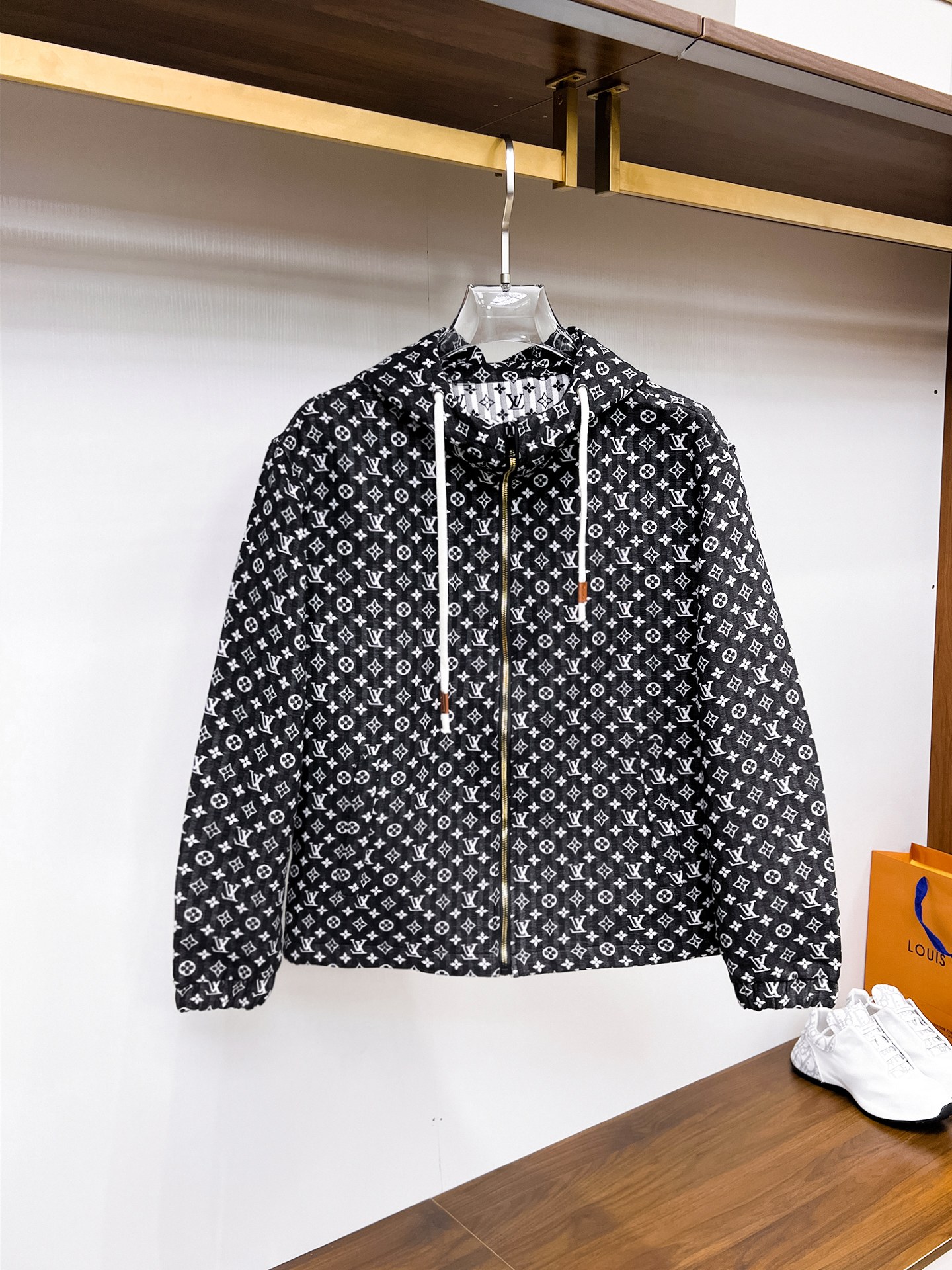 NO:937783,Same style as LV official website, complete with three labels, on sale in advance. 2026ss new autumn men's jacket, reversible original single with three labels, high-end version. Custom-made fabrics at the counter. Highly breathable and comfortable, impeccable details, brand element design concept, reflecting high quality. Delicate and soft feel. Casual tailoring, excellent upper body shape. Size M～3XL, maximum weight, Louis Vuitton, jackets & coats,jackets & coats,19860909LV 官网同款,三标齐全,提前发售 2026ss开秋新款男士夹克外套,双面穿原单三标齐全高端版本 专柜定制面料 透气舒适度高,细节无可挑剔,品牌元素设计理念,体现高品质.手感细腻柔软 呈现休闲裁剪,上身版型超赞 码数M～3XL,最大穿斤,,louis vuitton,jackets & coats,jackets & coats,,Men's clothing
