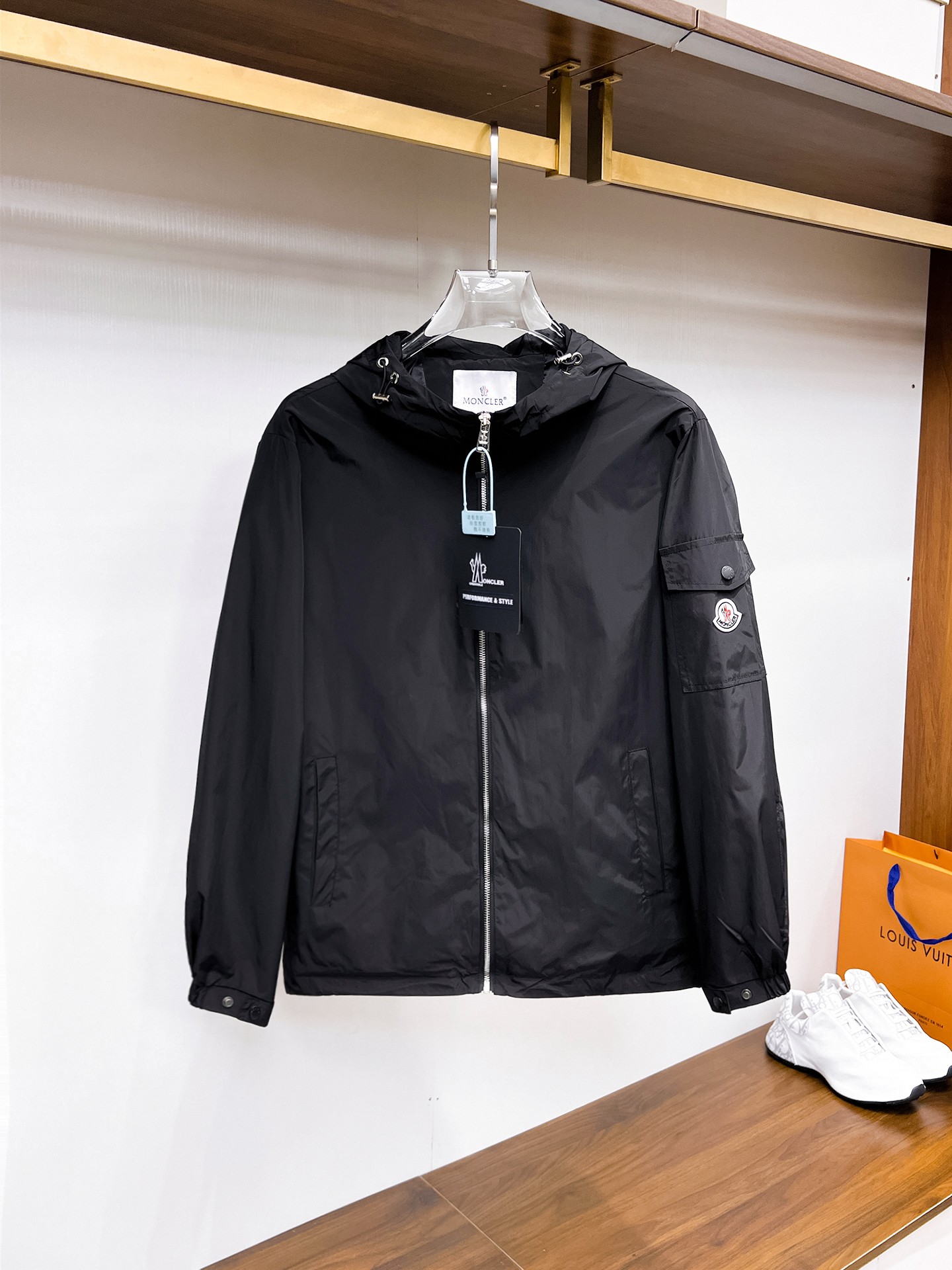 NO:132339,The same style on the official website, complete three standards, and is released in advance. 2025ss Spring New Men's Jacket Jacket, double-sided original single three standards, high-end version. Customized counter fabrics, breathable and comfortable, impeccable details, brand elements design concept, reflect high quality. The feel is delicate and soft, presents casual cut, and the upper body style is superb. Number of sizes M~3XL, maximum wear 195 catties, Moncler, jackets & coats, jackets & coats, alexander wang19860909蒙口 官网同款,三标齐全,提前发售 2025ss开春新款男士夹克外套,双面穿原单三标齐全高端版本 专柜定制面料 透气舒适度高,细节无可挑剔,品牌元素设计理念,体现高品质.手感细腻柔软 呈现休闲裁剪,上身版型超赞 码数M～3XL,最大穿195斤,,Moncler,jackets & coats,jackets & coats,alexander wang,Men's clothing