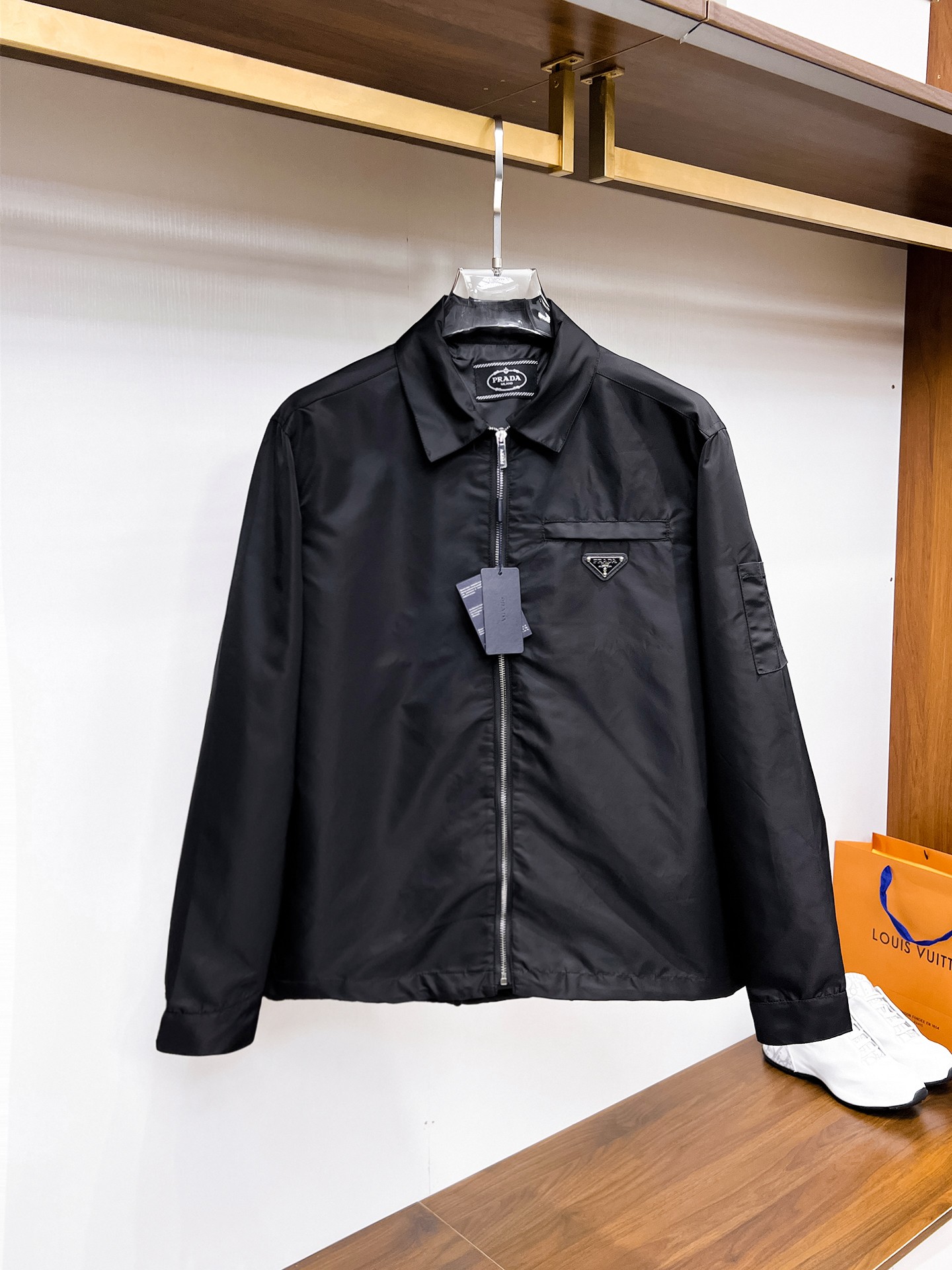 NO:132342,Prada's official website has the same style, complete three standards, and is available in advance. 2025ss Spring New Men's Jacket Jacket, double-sided original single three standards, high-end version, customized counter fabric, breathable and comfortable, impeccable details, brand element design concept, reflecting high quality. The feel is delicate and soft, presents casual cut, and the upper body style is superb. The number of sizes M~3XL, maximum wear 195 catties, prada, jackets & coats, jackets & coats, alexander wang19860909普拉达 官网同款,三标齐全,提前发售 2025ss开春新款男士夹克外套,双面穿原单三标齐全高端版本 专柜定制面料 透气舒适度高,细节无可挑剔,品牌元素设计理念,体现高品质.手感细腻柔软 呈现休闲裁剪,上身版型超赞 码数M～3XL,最大穿195斤,,prada,jackets & coats,jackets & coats,alexander wang,Men's clothing