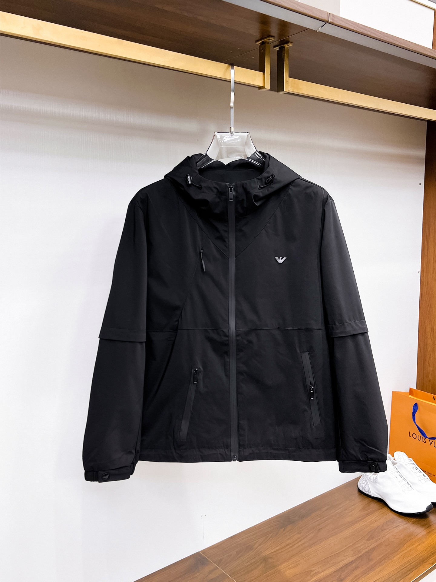 NO:132345,Armani's official website, complete three-standard, released in advance. 2025ss Spring New Men's Jacket Jacket, double-sided original single three-standard high-end version. Customized counter fabric, breathable and comfortable, impeccable details, brand element design concept, reflecting high quality. The feel is delicate and soft, presents casual cut, and the upper body style is superb. The number of sizes M~3XL, maximum wear 195 kilograms, armani, jackets & coats, jackets & coats, alexander wang19860909阿玛尼 官网同款,三标齐全,提前发售 2025ss开春新款男士夹克外套,双面穿原单三标齐全高端版本 专柜定制面料 透气舒适度高,细节无可挑剔,品牌元素设计理念,体现高品质.手感细腻柔软 呈现休闲裁剪,上身版型超赞 码数M～3XL,最大穿195斤,,armani,jackets & coats,jackets & coats,alexander wang,Men's clothing