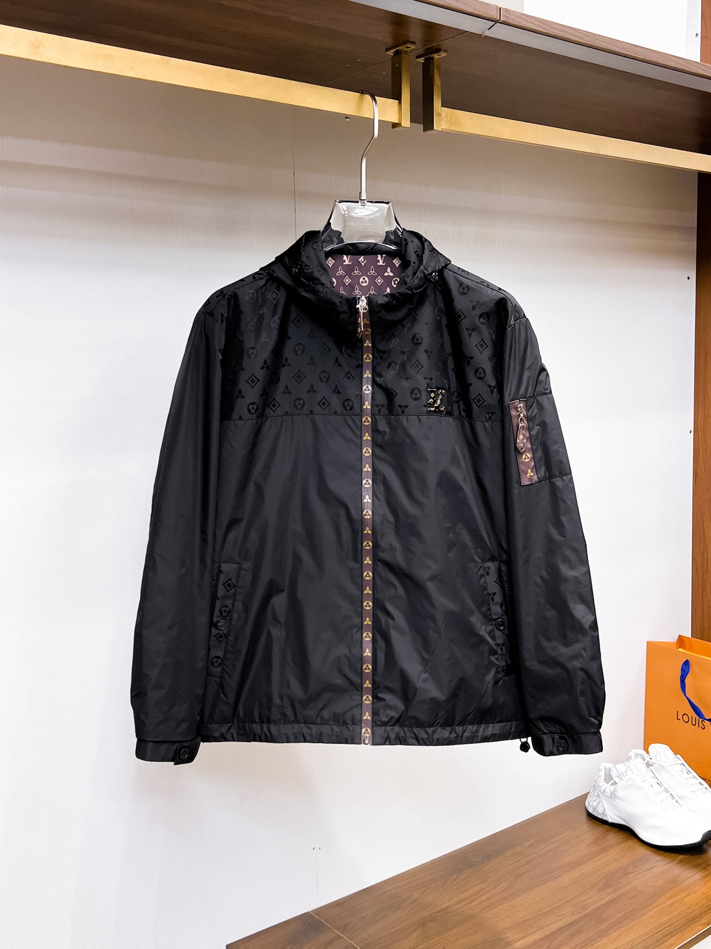 NO:132320,The same style on the official website, complete three standards, and is released in advance. 2025ss Spring New Men's Jacket Jacket, double-sided original single three standards, high-end version. Customized counter fabric, breathable and comfortable, impeccable details, brand element design concept, reflecting high quality. The feel is delicate and soft, presents casual cut, and the upper body style is superb. The number of sizes M~3XL, maximum wear 195 kilograms, louis vuitton, jackets & coats, jackets & coats, alexander wang19860909LV 官网同款,三标齐全,提前发售 2025ss开春新款男士夹克外套,双面穿原单三标齐全高端版本 专柜定制面料 透气舒适度高,细节无可挑剔,品牌元素设计理念,体现高品质.手感细腻柔软 呈现休闲裁剪,上身版型超赞 码数M～3XL,最大穿195斤,,louis vuitton,jackets & coats,jackets & coats,alexander wang,Men's clothing