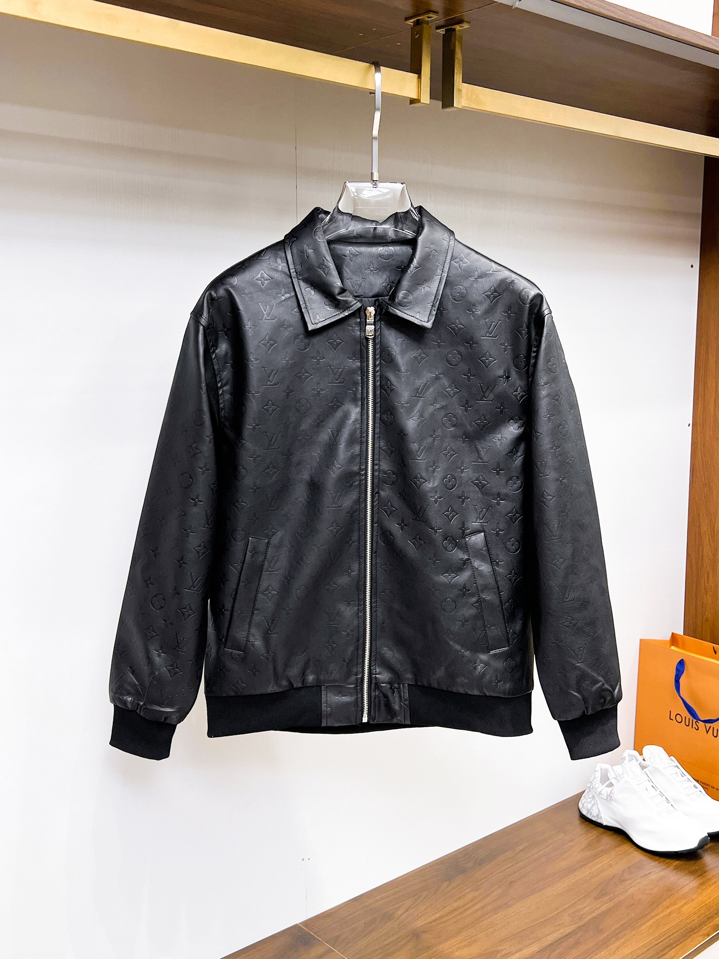 NO:132323,The same model on the official website of LV, complete three standards, and is released in advance. 2025ss Spring New Men's Leather Jacket Jacket, double-sided original single three standards, high-end version. Customized counter fabrics, breathable and comfortable, impeccable details, brand elements design concept, reflect high quality. The feel is delicate and soft, presents casual cut, and the upper body style is superb. The number of sizes M~3XL, maximum wear 195 catties, louis vuitton, jackets & coats, jackets & coats, leather jacket, alexander wang19860909LV 官网同款,三标齐全,提前发售 2025ss开春新款男士皮衣夹克外套,双面穿原单三标齐全高端版本 专柜定制面料 透气舒适度高,细节无可挑剔,品牌元素设计理念,体现高品质.手感细腻柔软 呈现休闲裁剪,上身版型超赞 码数M～3XL,最大穿195斤,,louis vuitton,jackets & coats,jackets & coats,leather jacket,alexander wang,Men's clothing