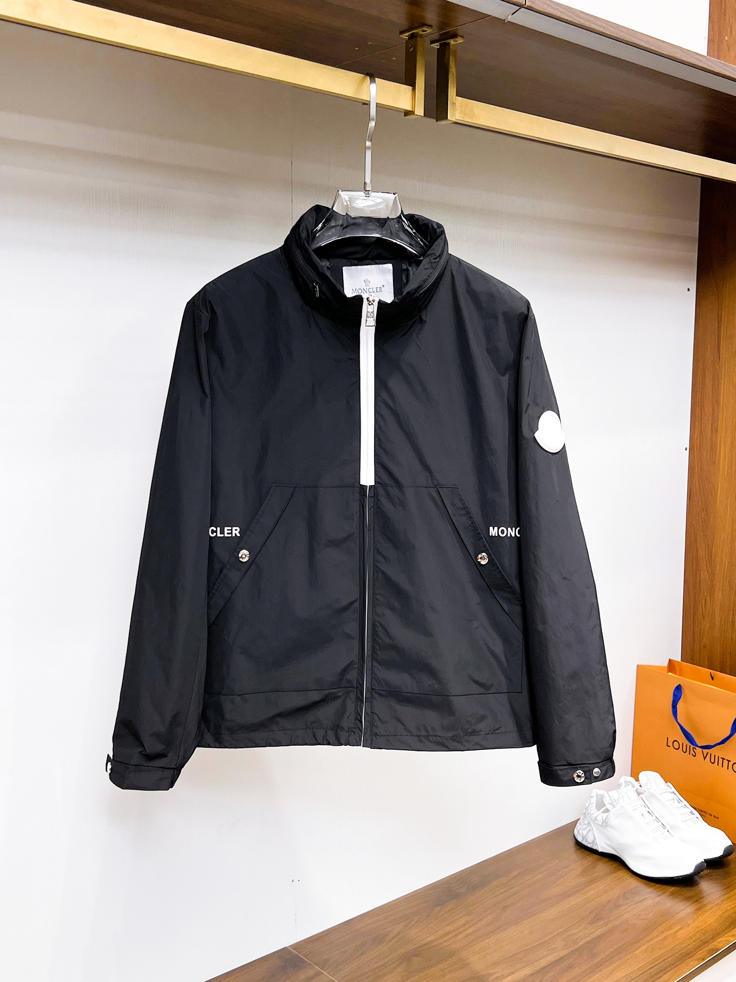 NO:132326,The same style on the official website, complete three standards, and is released in advance. 2025ss Spring New Men's Jacket Jacket, double-sided original single three standards, high-end version. Customized counter fabrics, breathable and comfortable, impeccable details, brand elements design concept, reflect high quality. The feel is delicate and soft, presents casual cut, and the upper body style is superb. Number of sizes M~3XL, maximum wear 195 catties, Moncler, jackets & coats, jackets & coats, alexander wang19860909蒙口 官网同款,三标齐全,提前发售 2025ss开春新款男士夹克外套,双面穿原单三标齐全高端版本 专柜定制面料 透气舒适度高,细节无可挑剔,品牌元素设计理念,体现高品质.手感细腻柔软 呈现休闲裁剪,上身版型超赞 码数M～3XL,最大穿195斤,,Moncler,jackets & coats,jackets & coats,alexander wang,Men's clothing