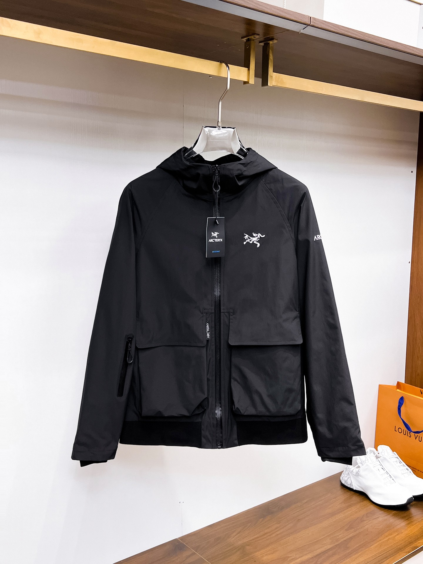 NO:132329,Archaeoptera bird has the same style on the official website, complete three standards, and is released in advance. 2025ss Spring New Men's Jacket Jacket, double-sided original single three standards, high-end version. Customized counter fabrics, breathable and comfortable, impeccable details, brand elements design concept, reflect high quality. The feel is delicate and soft, presents casual cut, and the upper body style is super good. The number of sizes M~3XL, maximum wear 195 catties, arc'teryx, jackets & coats, jackets & coats, alexander wang19860909始祖鸟 官网同款,三标齐全,提前发售 2025ss开春新款男士夹克外套,双面穿原单三标齐全高端版本 专柜定制面料 透气舒适度高,细节无可挑剔,品牌元素设计理念,体现高品质.手感细腻柔软 呈现休闲裁剪,上身版型超赞 码数M～3XL,最大穿195斤,arc'teryx,jackets & coats,jackets & coats,alexander wang,Men's clothing