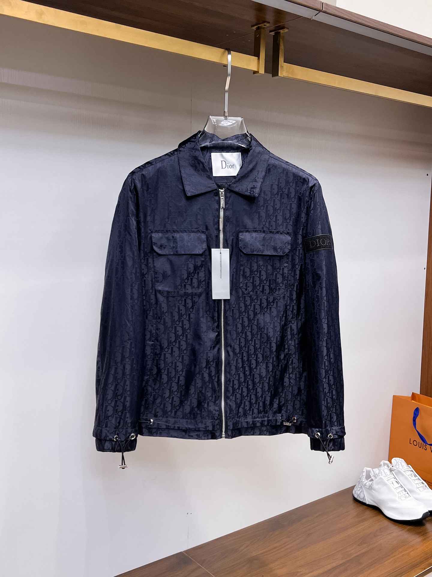 NO:132332,Dior's official website has the same style, complete three standards, and is released in advance. 2025ss Spring New Men's Jacket Jacket, double-sided original single three standards, high-end version, customized counter fabric, breathable and comfortable, impeccable details, brand element design concept, reflecting high quality. The feel is delicate and soft, presents casual cut, and the upper body style is superb. The number of sizes M~3XL, maximum wear 195 catties, dior, jackets & coats, jackets & coats, alexander wang19860909迪奥 官网同款,三标齐全,提前发售 2025ss开春新款男士夹克外套,双面穿原单三标齐全高端版本 专柜定制面料 透气舒适度高,细节无可挑剔,品牌元素设计理念,体现高品质.手感细腻柔软 呈现休闲裁剪,上身版型超赞 码数M～3XL,最大穿195斤,,dior,jackets & coats,jackets & coats,alexander wang,Men's clothing