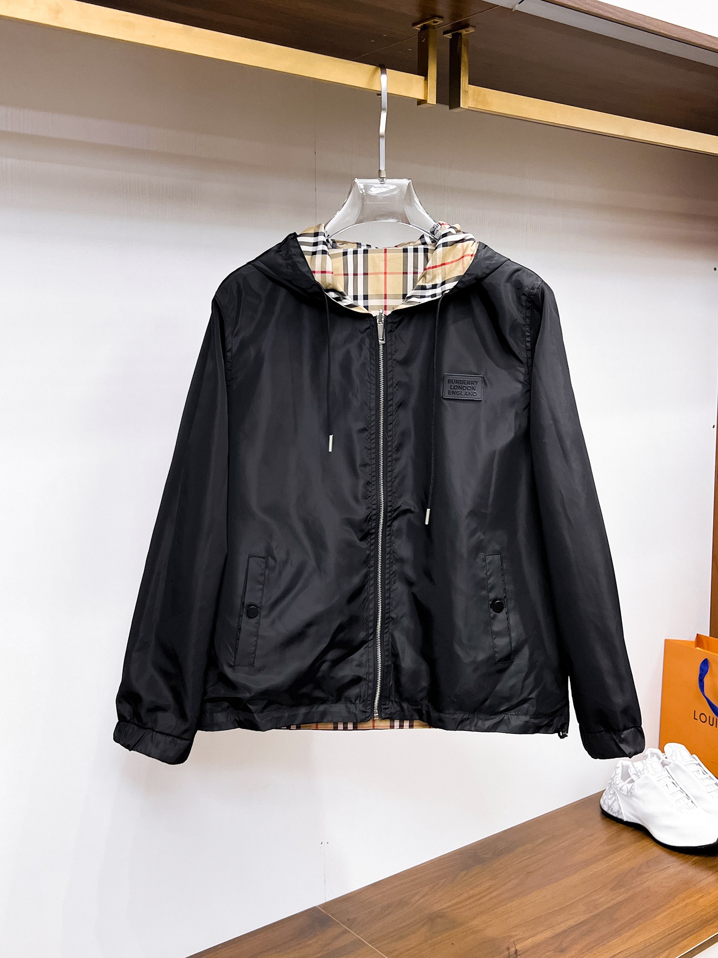 NO:132335,Burberry's official website has the same style, complete three standards, and is released in advance. 2025ss Spring New Men's Double-Side Jacket, Double-Side Wearing Original Single Three-Side High-end Version, Customized Counter Fabric, High Breathable Comfort, Improper Details, Brand Element Design Concept, High Quality. Delicate and Soft Hands, Presenting Casual Cut, Excellent Top Body Style, Number M~3XL, Maximum Wearing 195kg, Burberry, Jackets & Coats, Jackets & Coats, Alexander Wang19860909巴宝莉 官网同款,三标齐全,提前发售 2025ss开春新款男士双面夹克外套,双面穿原单三标齐全高端版本 专柜定制面料 透气舒适度高,细节无可挑剔,品牌元素设计理念,体现高品质.手感细腻柔软 呈现休闲裁剪,上身版型超赞 码数M～3XL,最大穿195斤,,burberry,jackets & coats,jackets & coats,alexander wang,Men's clothing