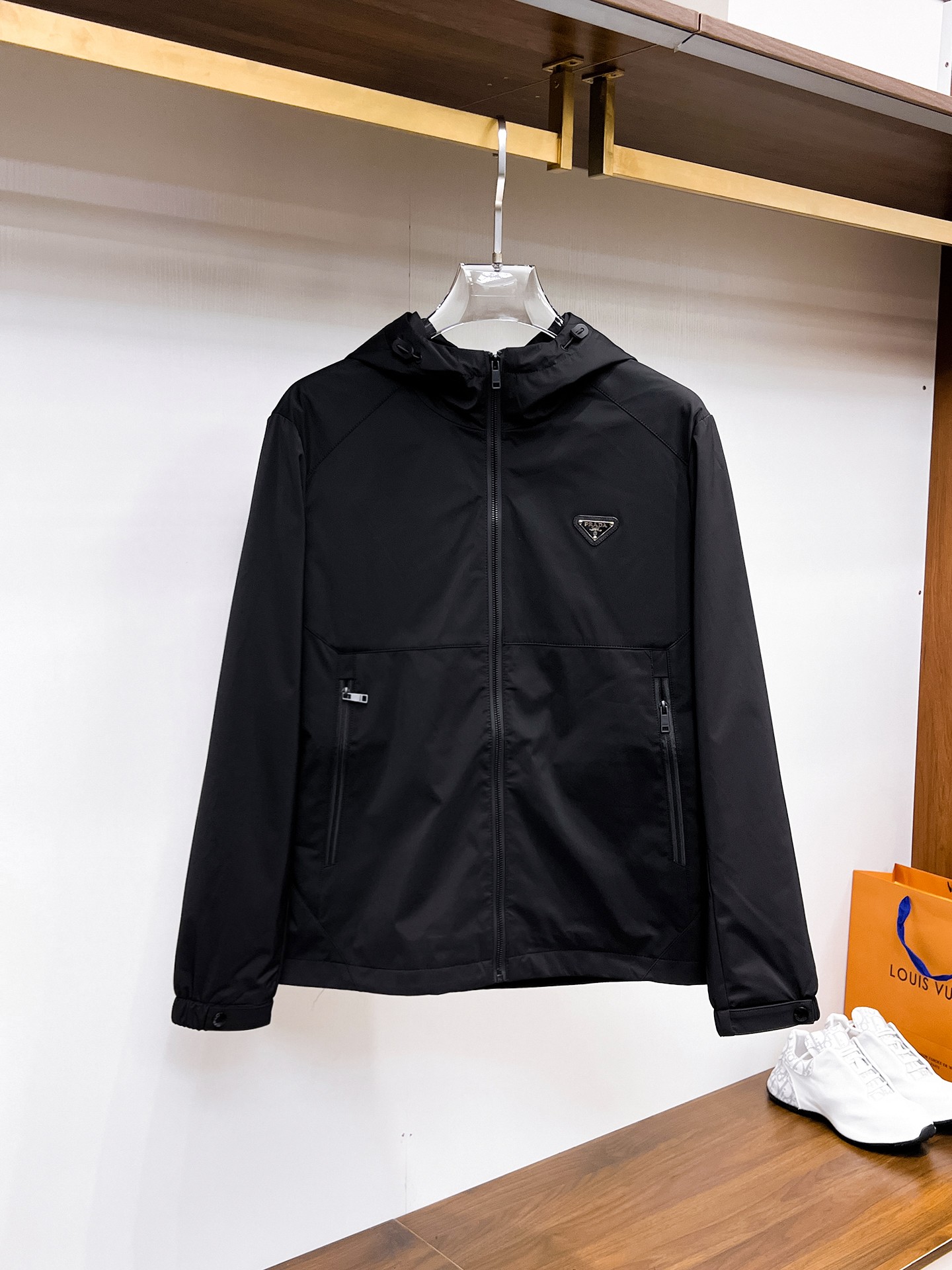 NO:937787,Prada official website same style, complete with three labels, sold in advance. 2026ss new men's jacket for fall, reversible original single with three labels, high-end version. Custom-made fabrics at the counter. Highly breathable and comfortable, impeccable details, brand element design concept, reflecting high quality. Delicate and soft feel. Casual tailoring, excellent upper body shape. Size M～3XL, maximum weight, prada, jackets & coats, jackets & coats,19860909普拉达 官网同款,三标齐全,提前发售 2026ss开秋新款男士夹克外套,双面穿原单三标齐全高端版本 专柜定制面料 透气舒适度高,细节无可挑剔,品牌元素设计理念,体现高品质.手感细腻柔软 呈现休闲裁剪,上身版型超赞 码数M～3XL,最大穿斤,,prada,jackets & coats,jackets & coats,,Men's clothing