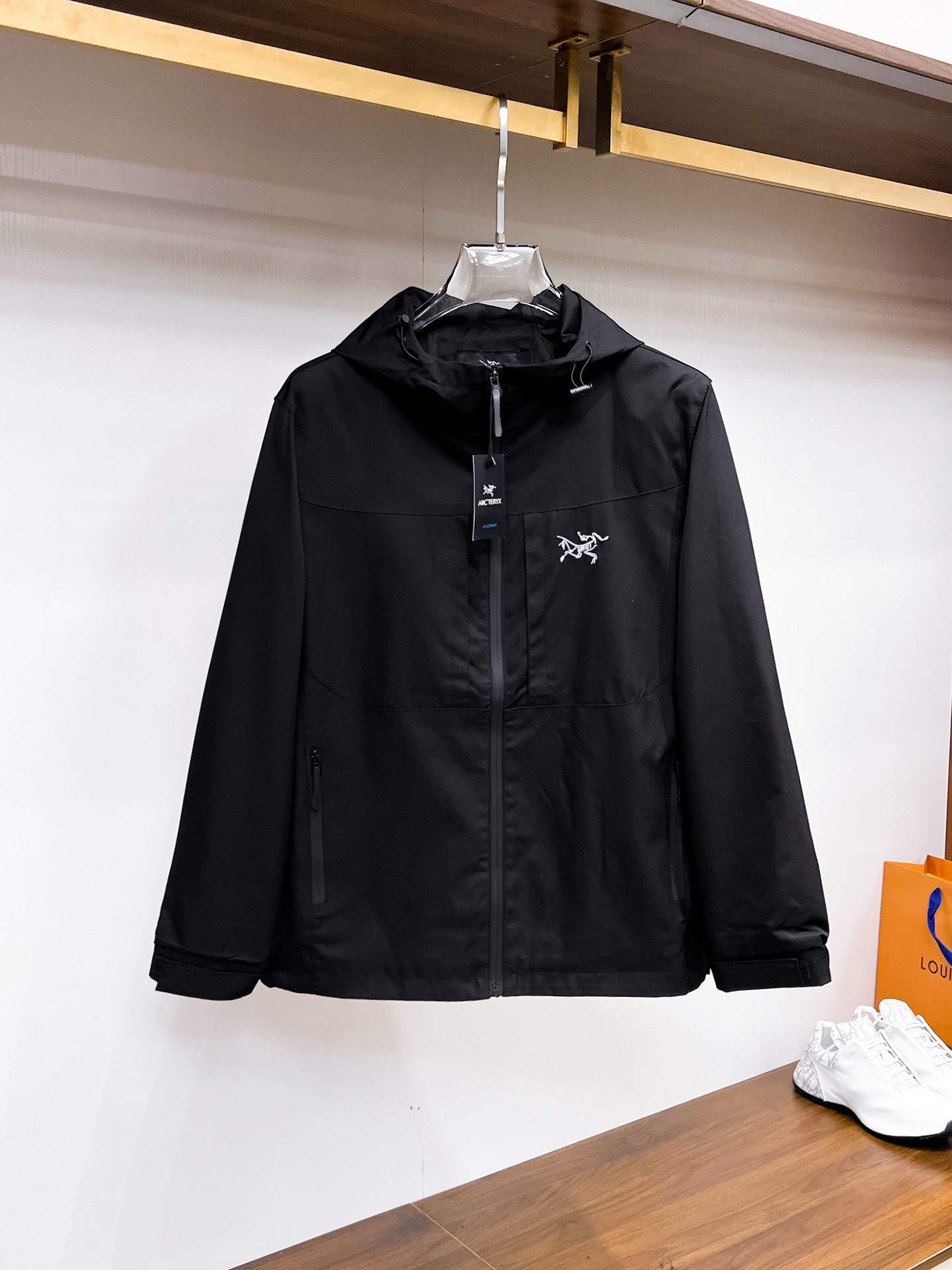 NO:132338,Archaeoptera bird has the same style on the official website, complete three standards, and is released in advance. 2025ss Spring New Men's Jacket Jacket, double-sided original single three standards, high-end version. Customized counter fabrics, breathable and comfortable, impeccable details, brand elements design concept, reflect high quality. The feel is delicate and soft, presents casual cut, and the upper body style is super good. The number of sizes M~3XL, maximum wear 195 catties, arc'teryx, jackets & coats, jackets & coats, alexander wang19860909始祖鸟 官网同款,三标齐全,提前发售 2025ss开春新款男士夹克外套,双面穿原单三标齐全高端版本 专柜定制面料 透气舒适度高,细节无可挑剔,品牌元素设计理念,体现高品质.手感细腻柔软 呈现休闲裁剪,上身版型超赞 码数M～3XL,最大穿195斤,arc'teryx,jackets & coats,jackets & coats,alexander wang,Men's clothing