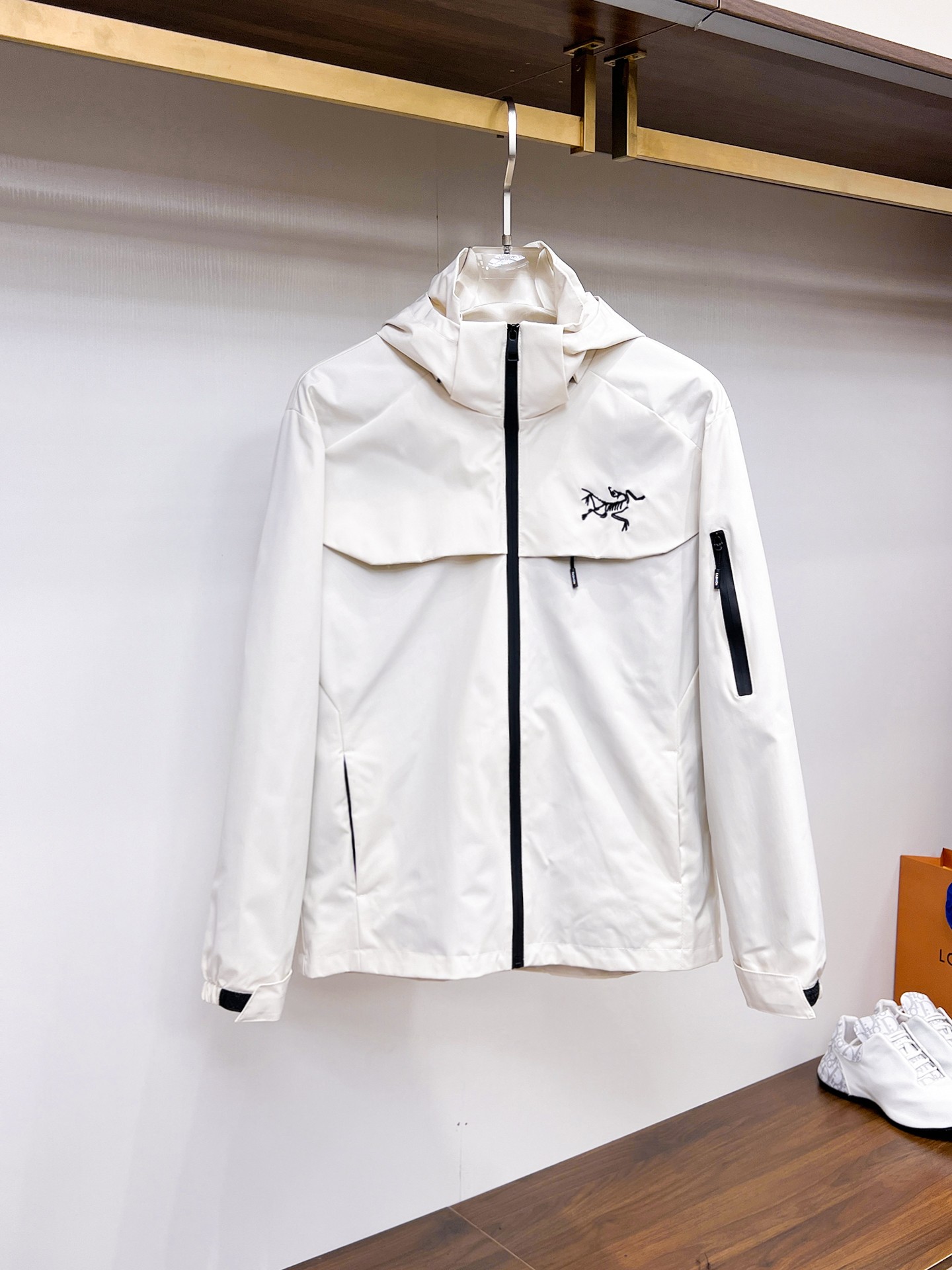 NO:937789,Arc'teryx official website of the same style, complete with three labels, on sale in advance. 2026ss new men's jacket for autumn, double-sided original single with three labels, high-end version. Custom-made fabrics at the counter. Highly breathable and comfortable, impeccable details, brand element design concept, reflecting high quality. Delicate and soft feel. Casual tailoring, excellent upper body shape. Size M~3XL, maximum weight, arc'teryx, jackets & coats,jackets & coats,19860909始祖鸟 官网同款,三标齐全,提前发售 2026ss开秋新款男士夹克外套,双面穿原单三标齐全高端版本 专柜定制面料 透气舒适度高,细节无可挑剔,品牌元素设计理念,体现高品质.手感细腻柔软 呈现休闲裁剪,上身版型超赞 码数M～3XL,最大穿斤,arc'teryx,jackets & coats,jackets & coats,,Men's clothing