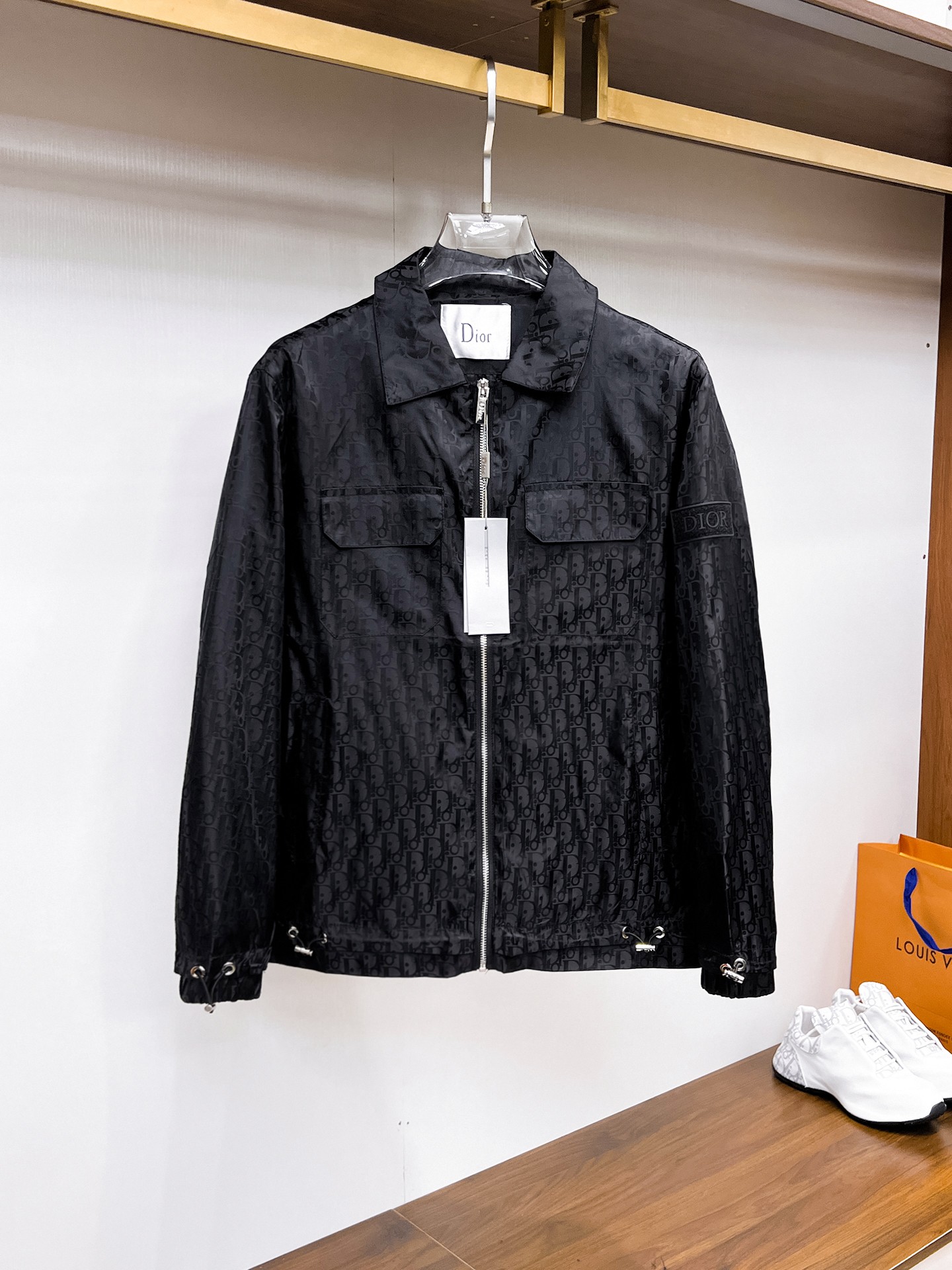 NO:132344,Dior's official website has the same style, complete three standards, and is released in advance. 2025ss Spring New Men's Jacket Jacket, double-sided original single three standards, high-end version, customized counter fabric, breathable and comfortable, impeccable details, brand element design concept, reflecting high quality. The feel is delicate and soft, presents casual cut, and the upper body style is superb. The number of sizes M~3XL, maximum wear 195 catties, dior, jackets & coats, jackets & coats, alexander wang19860909迪奥 官网同款,三标齐全,提前发售 2025ss开春新款男士夹克外套,双面穿原单三标齐全高端版本 专柜定制面料 透气舒适度高,细节无可挑剔,品牌元素设计理念,体现高品质.手感细腻柔软 呈现休闲裁剪,上身版型超赞 码数M～3XL,最大穿195斤,,dior,jackets & coats,jackets & coats,alexander wang,Men's clothing