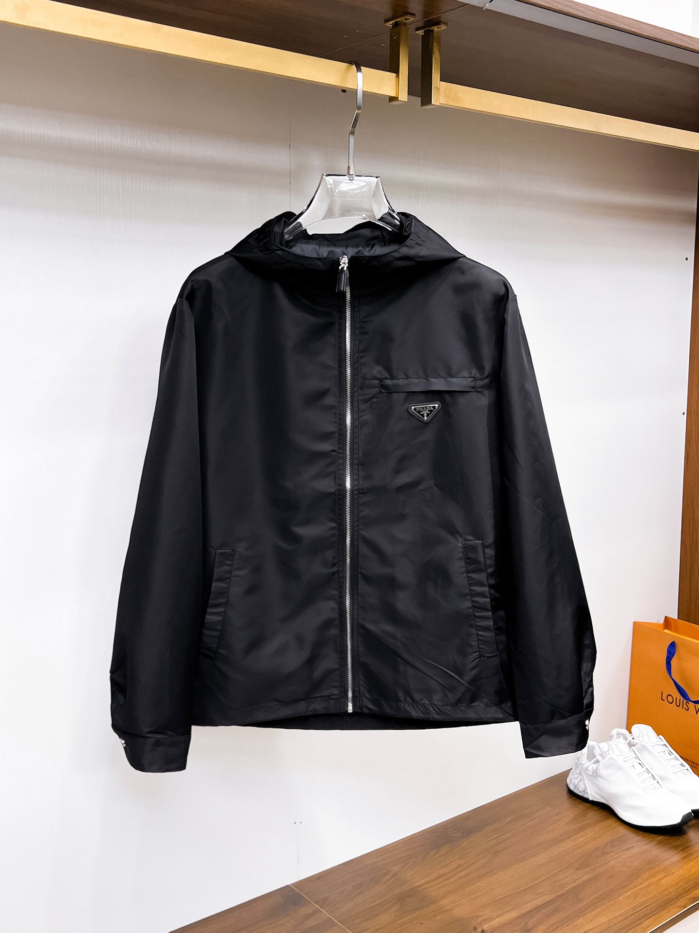 NO:132347,Prada's official website has the same style, complete three standards, and is available in advance. 2025ss Spring New Men's Jacket Jacket, double-sided original single three standards, high-end version, customized counter fabric, breathable and comfortable, impeccable details, brand element design concept, reflecting high quality. The feel is delicate and soft, presents casual cut, and the upper body style is superb. The number of sizes M~3XL, maximum wear 195 catties, prada, jackets & coats, jackets & coats, alexander wang19860909普拉达 官网同款,三标齐全,提前发售 2025ss开春新款男士夹克外套,双面穿原单三标齐全高端版本 专柜定制面料 透气舒适度高,细节无可挑剔,品牌元素设计理念,体现高品质.手感细腻柔软 呈现休闲裁剪,上身版型超赞 码数M～3XL,最大穿195斤,,prada,jackets & coats,jackets & coats,alexander wang,Men's clothing