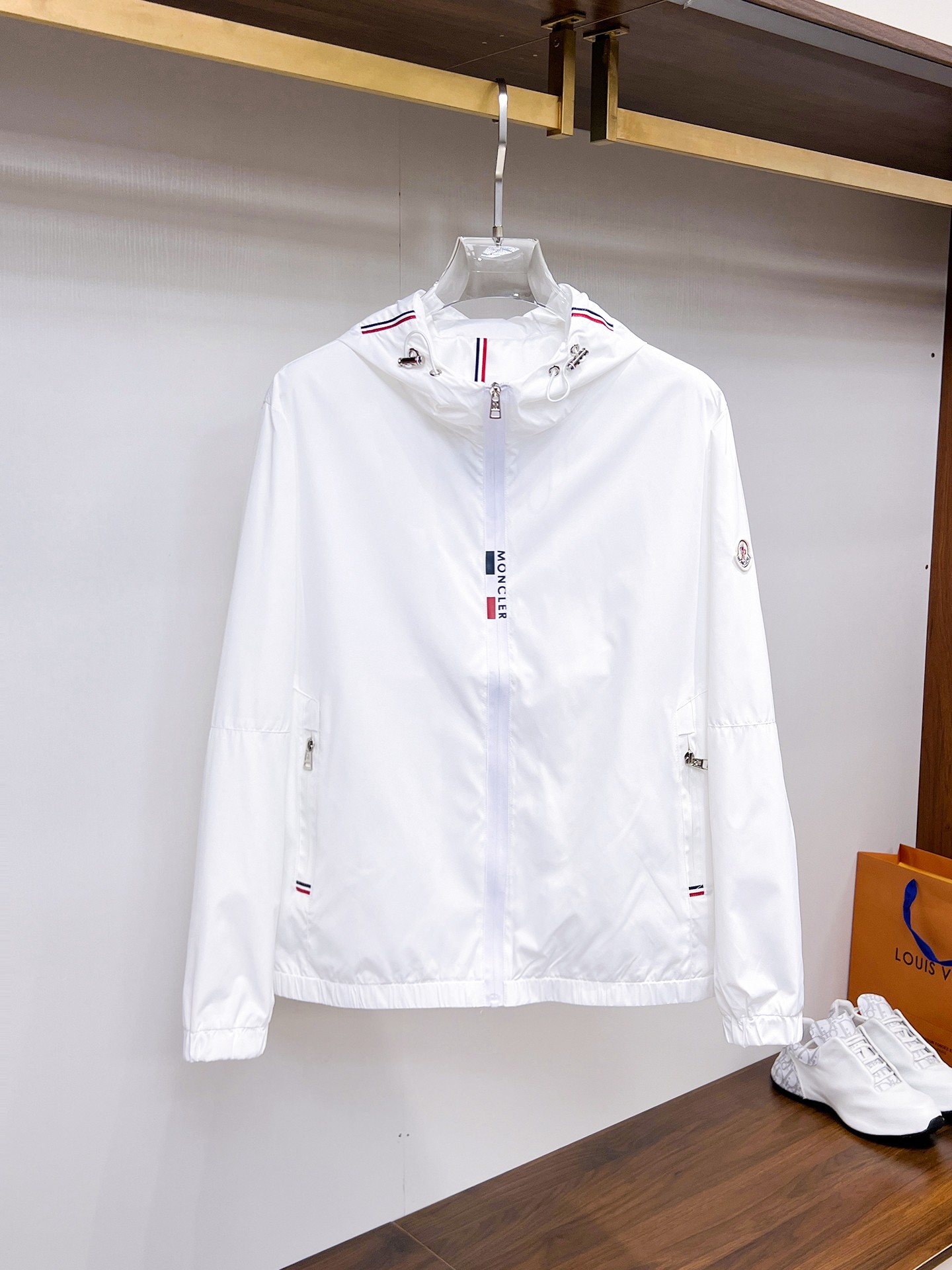 NO:132364,The same style on the official website, complete three standards, and is released in advance. 2025ss Spring New Men's Jacket Jacket, double-sided original single three standards, high-end version. Customized counter fabrics, breathable and comfortable, impeccable details, brand elements design concept, reflect high quality. The feel is delicate and soft, presents casual cut, and the upper body style is superb. Number of sizes M~3XL, maximum wear 195 catties, Moncler, jackets & coats, jackets & coats, alexander wang19860909蒙口 官网同款,三标齐全,提前发售 2025ss开春新款男士夹克外套,双面穿原单三标齐全高端版本 专柜定制面料 透气舒适度高,细节无可挑剔,品牌元素设计理念,体现高品质.手感细腻柔软 呈现休闲裁剪,上身版型超赞 码数M～3XL,最大穿195斤,,Moncler,jackets & coats,jackets & coats,alexander wang,Men's clothing