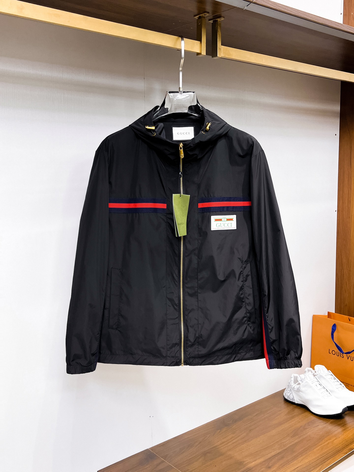 NO:132358,Guqi, the same style on the official website, complete three standards, released in advance. 2025ss Spring New Men's Jacket, double-sided original single three standards, high-end version, customized counter fabric, breathable and comfortable, impeccable details, brand element design concept, reflecting high quality. The feel is delicate and soft, presents casual cut, and the upper body style is superb. The number of sizes M~3XL, maximum wear 195 kilograms, jackets & coats, jackets & coats, alexander wang19860909古奇 官网同款,三标齐全,提前发售 2025ss开春新款男士夹克外套,双面穿原单三标齐全高端版本 专柜定制面料 透气舒适度高,细节无可挑剔,品牌元素设计理念,体现高品质.手感细腻柔软 呈现休闲裁剪,上身版型超赞 码数M～3XL,最大穿195斤,,jackets & coats,jackets & coats,alexander wang,Men's clothing