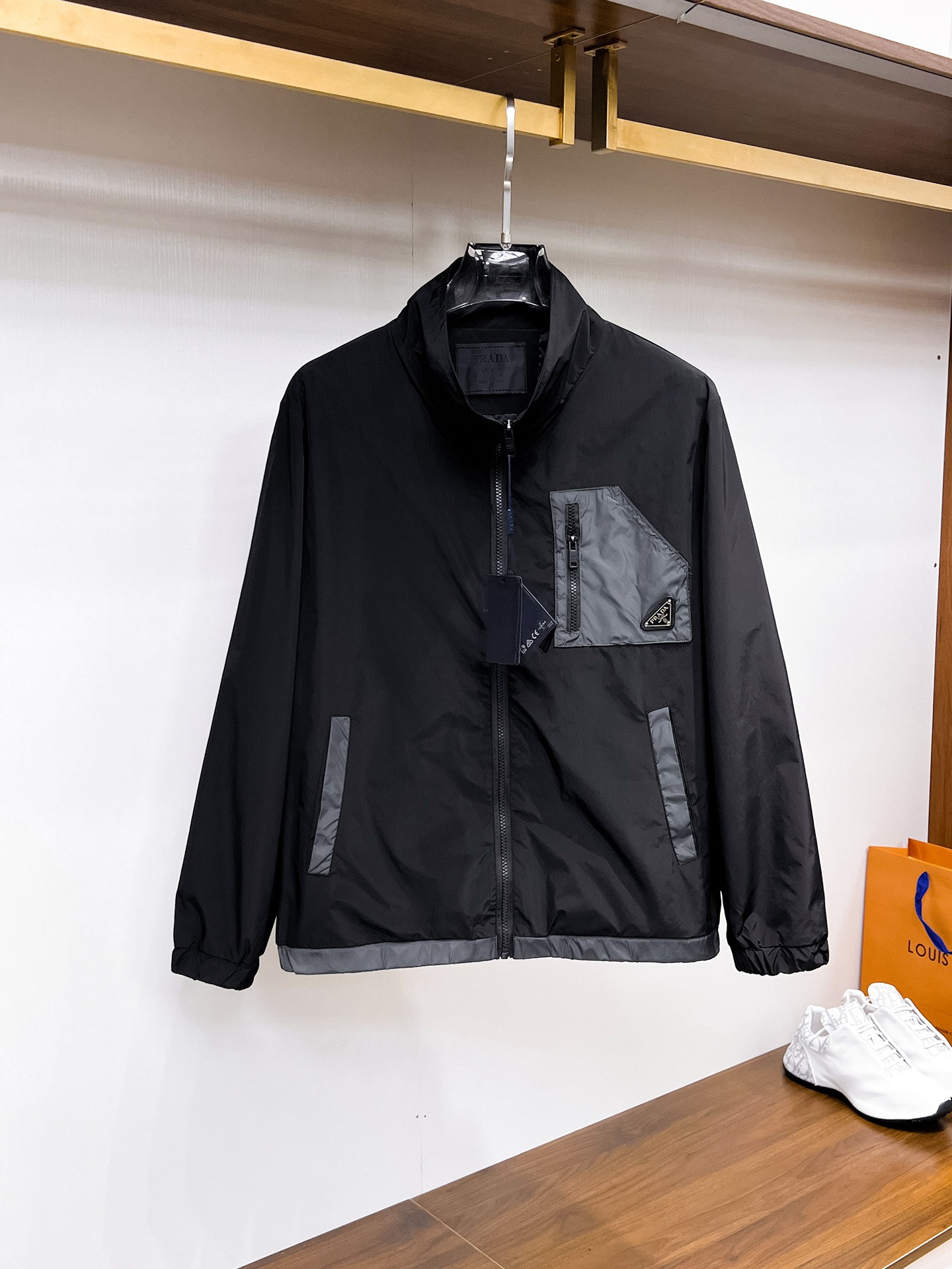 NO:132356,Prada's official website has the same style, complete three standards, and is available in advance. 2025ss Spring New Men's Jacket Jacket, double-sided original single three standards, high-end version, customized counter fabric, breathable and comfortable, impeccable details, brand element design concept, reflecting high quality. The feel is delicate and soft, presents casual cut, and the upper body style is superb. The number of sizes M~3XL, maximum wear 195 catties, prada, jackets & coats, jackets & coats, alexander wang19860909普拉达 官网同款,三标齐全,提前发售 2025ss开春新款男士夹克外套,双面穿原单三标齐全高端版本 专柜定制面料 透气舒适度高,细节无可挑剔,品牌元素设计理念,体现高品质.手感细腻柔软 呈现休闲裁剪,上身版型超赞 码数M～3XL,最大穿195斤,,prada,jackets & coats,jackets & coats,alexander wang,Men's clothing