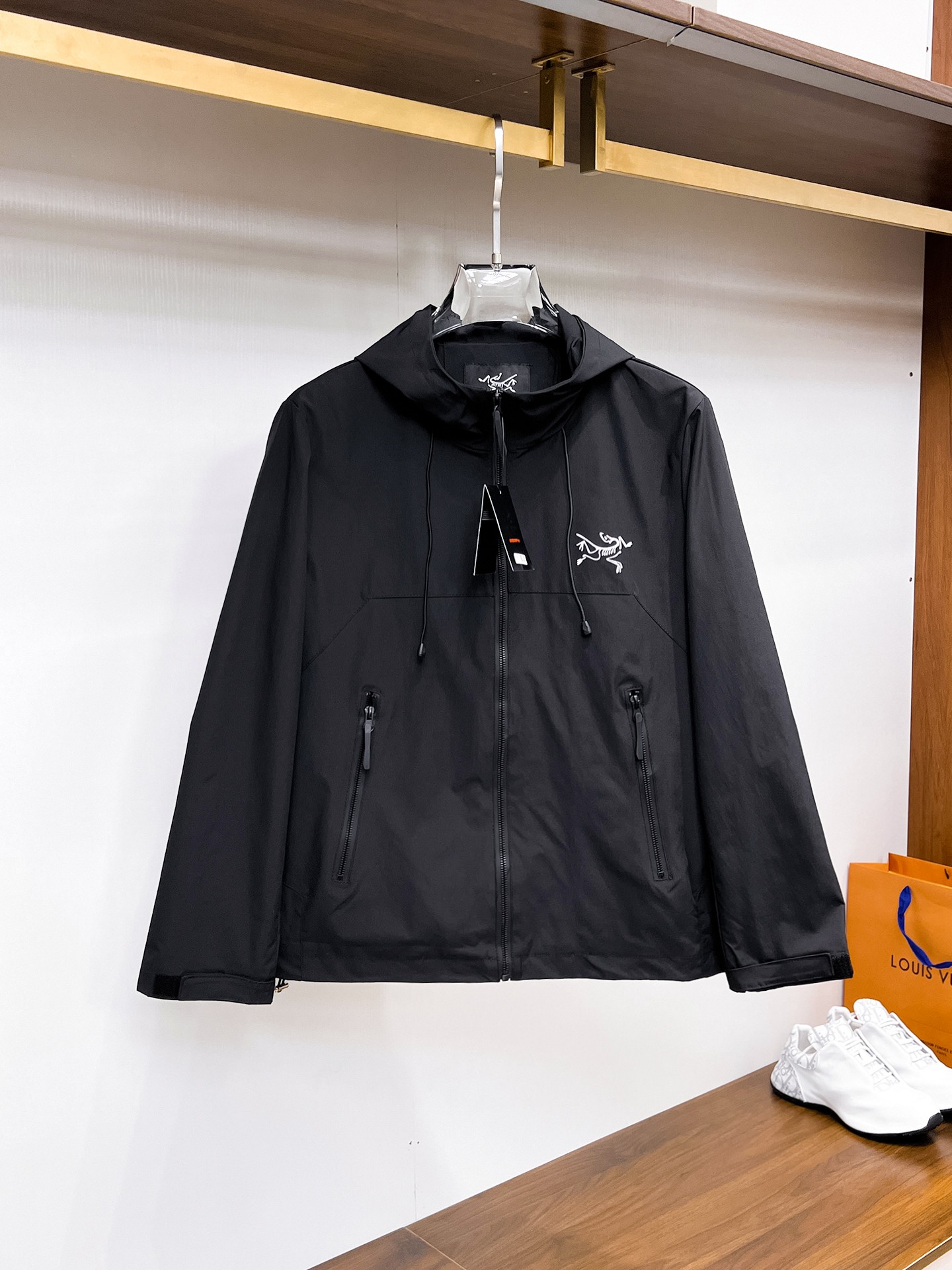 NO:132354,Archaeoptera bird has the same style on the official website, complete three standards, and is released in advance. 2025ss Spring New Men's Jacket Jacket, double-sided original single three standards, high-end version. Customized counter fabrics, breathable and comfortable, impeccable details, brand elements design concept, reflect high quality. The feel is delicate and soft, presents casual cut, and the upper body style is super good. The number of sizes M~3XL, maximum wear 195 catties, arc'teryx, jackets & coats, jackets & coats, alexander wang19860909始祖鸟 官网同款,三标齐全,提前发售 2025ss开春新款男士夹克外套,双面穿原单三标齐全高端版本 专柜定制面料 透气舒适度高,细节无可挑剔,品牌元素设计理念,体现高品质.手感细腻柔软 呈现休闲裁剪,上身版型超赞 码数M～3XL,最大穿195斤,arc'teryx,jackets & coats,jackets & coats,alexander wang,Men's clothing