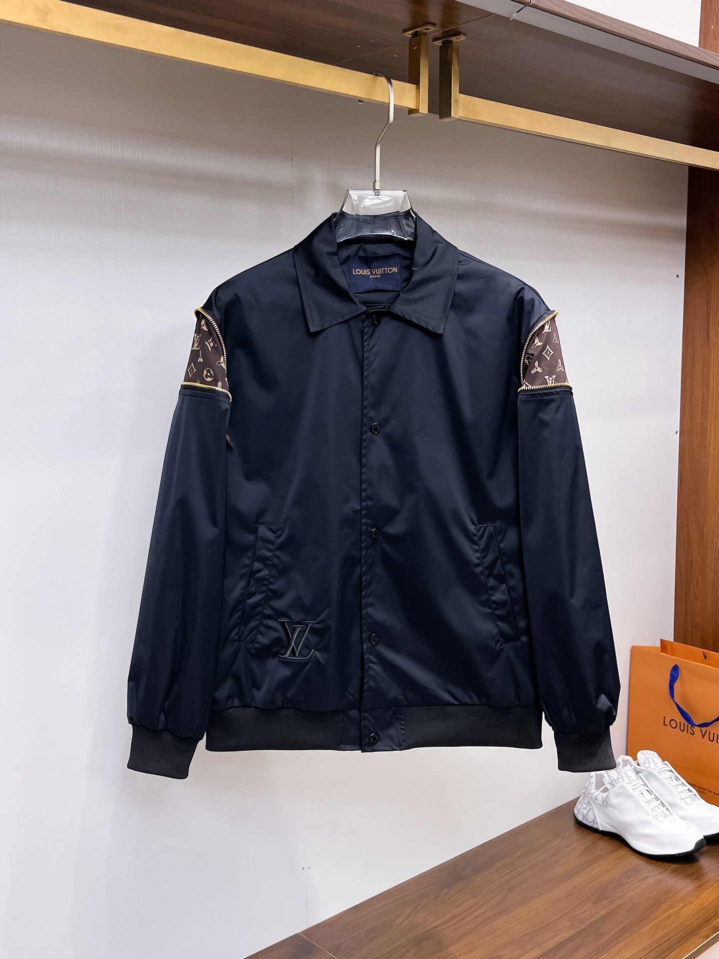 NO:132352,The same style on the official website, complete three standards, and is released in advance. 2025ss Spring New Men's Jacket Jacket, double-sided original single three standards, high-end version. Customized counter fabric, breathable and comfortable, impeccable details, brand element design concept, reflecting high quality. The feel is delicate and soft, presents casual cut, and the upper body style is superb. The number of sizes M~3XL, maximum wear 195 kilograms, louis vuitton, jackets & coats, jackets & coats, alexander wang19860909LV 官网同款,三标齐全,提前发售 2025ss开春新款男士夹克外套,双面穿原单三标齐全高端版本 专柜定制面料 透气舒适度高,细节无可挑剔,品牌元素设计理念,体现高品质.手感细腻柔软 呈现休闲裁剪,上身版型超赞 码数M～3XL,最大穿195斤,,louis vuitton,jackets & coats,jackets & coats,alexander wang,Men's clothing