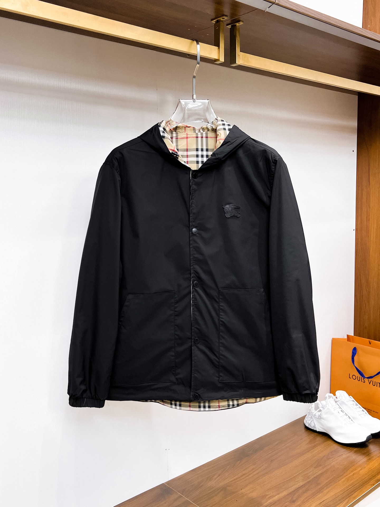 NO:937799,The same style as Burberry's official website, complete with three labels, on sale in advance. 2026ss new men's double-sided jacket for autumn, double-sided original single with three labels, high-end version. Custom-made fabrics at the counter. Highly breathable and comfortable, impeccable details, brand element design concept, reflecting high quality. Delicate and soft feel. Casual tailoring, excellent upper body shape. Size M～3XL, maximum weight,,burberry,jackets & coats,jackets & coats,19860909巴宝莉 官网同款,三标齐全,提前发售 2026ss开秋新款男士双面夹克外套,双面穿原单三标齐全高端版本 专柜定制面料 透气舒适度高,细节无可挑剔,品牌元素设计理念,体现高品质.手感细腻柔软 呈现休闲裁剪,上身版型超赞 码数M～3XL,最大穿斤,,burberry,jackets & coats,jackets & coats,,Men's clothing