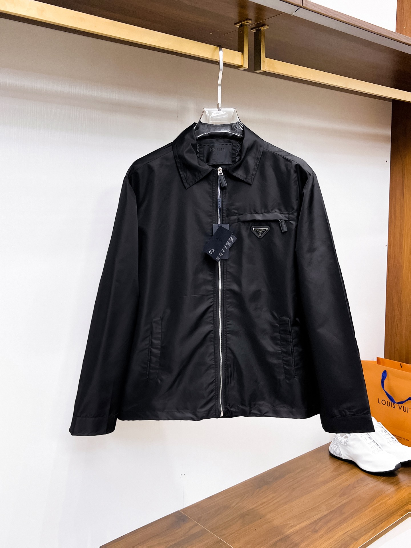 NO:132349,Prada's official website has the same style, complete three standards, and is available in advance. 2025ss Spring New Men's Jacket Jacket, double-sided original single three standards, high-end version, customized counter fabric, breathable and comfortable, impeccable details, brand element design concept, reflecting high quality. The feel is delicate and soft, presents casual cut, and the upper body style is superb. The number of sizes M~3XL, maximum wear 195 catties, prada, jackets & coats, jackets & coats, alexander wang19860909普拉达 官网同款,三标齐全,提前发售 2025ss开春新款男士夹克外套,双面穿原单三标齐全高端版本 专柜定制面料 透气舒适度高,细节无可挑剔,品牌元素设计理念,体现高品质.手感细腻柔软 呈现休闲裁剪,上身版型超赞 码数M～3XL,最大穿195斤,,prada,jackets & coats,jackets & coats,alexander wang,Men's clothing