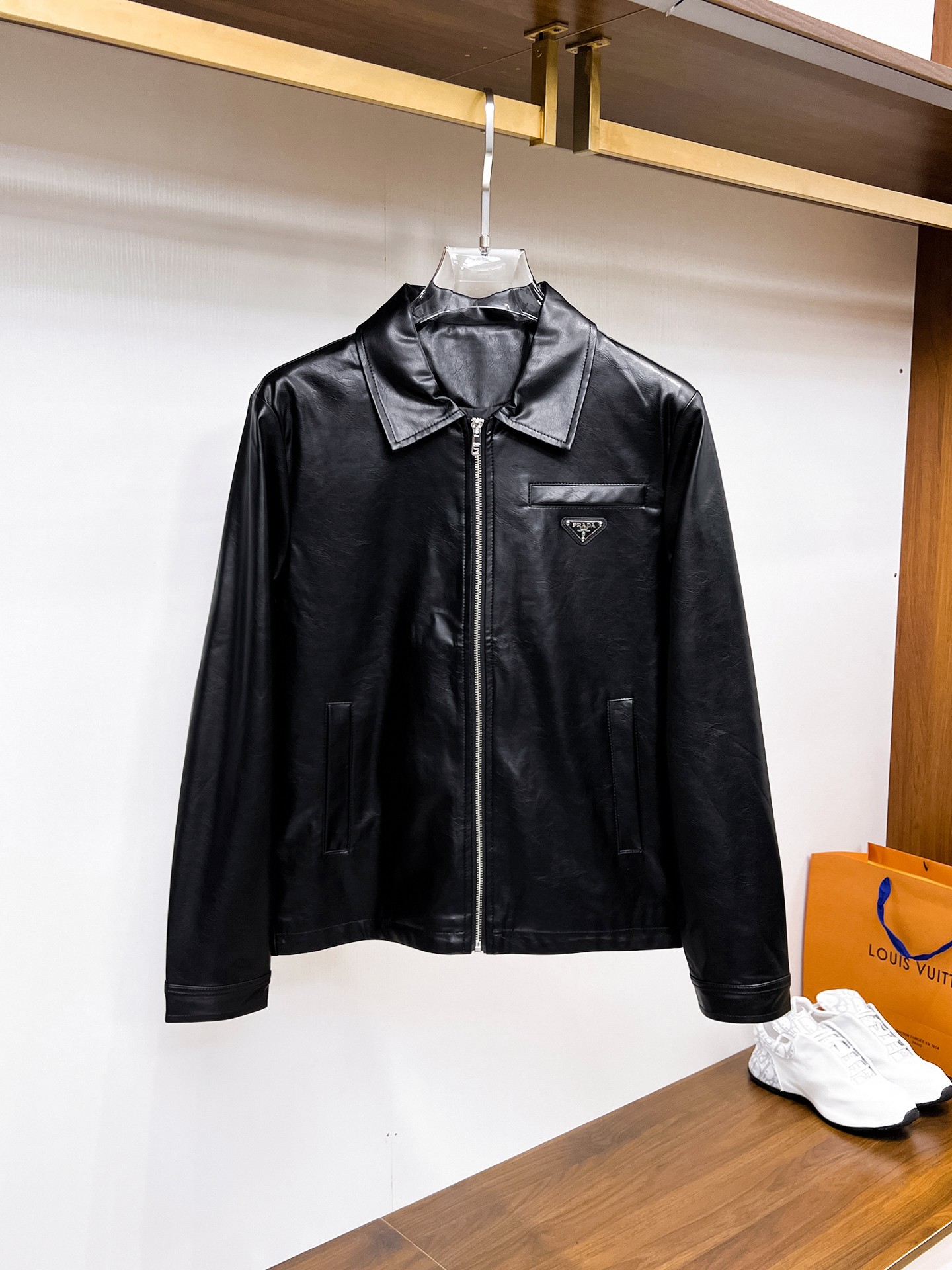 NO:132351,Prada's official website has the same style, complete three standards, and is available in advance. 2025ss Spring New Men's Leather Jacket Jacket, double-sided original single three standards, high-end version, customized counter fabric, breathable and comfortable, impeccable details, brand element design concept, reflecting high quality. The feel is delicate and soft, presents casual cut, and the upper body style is superb. The number of sizes M~3XL, maximum wear 195 catties, prada, jackets & coats, jackets & coats, leather jacket, alexander wang19860909普拉达 官网同款,三标齐全,提前发售 2025ss开春新款男士皮衣夹克外套,双面穿原单三标齐全高端版本 专柜定制面料 透气舒适度高,细节无可挑剔,品牌元素设计理念,体现高品质.手感细腻柔软 呈现休闲裁剪,上身版型超赞 码数M～3XL,最大穿195斤,,prada,jackets & coats,jackets & coats,leather jacket,alexander wang,Men's clothing