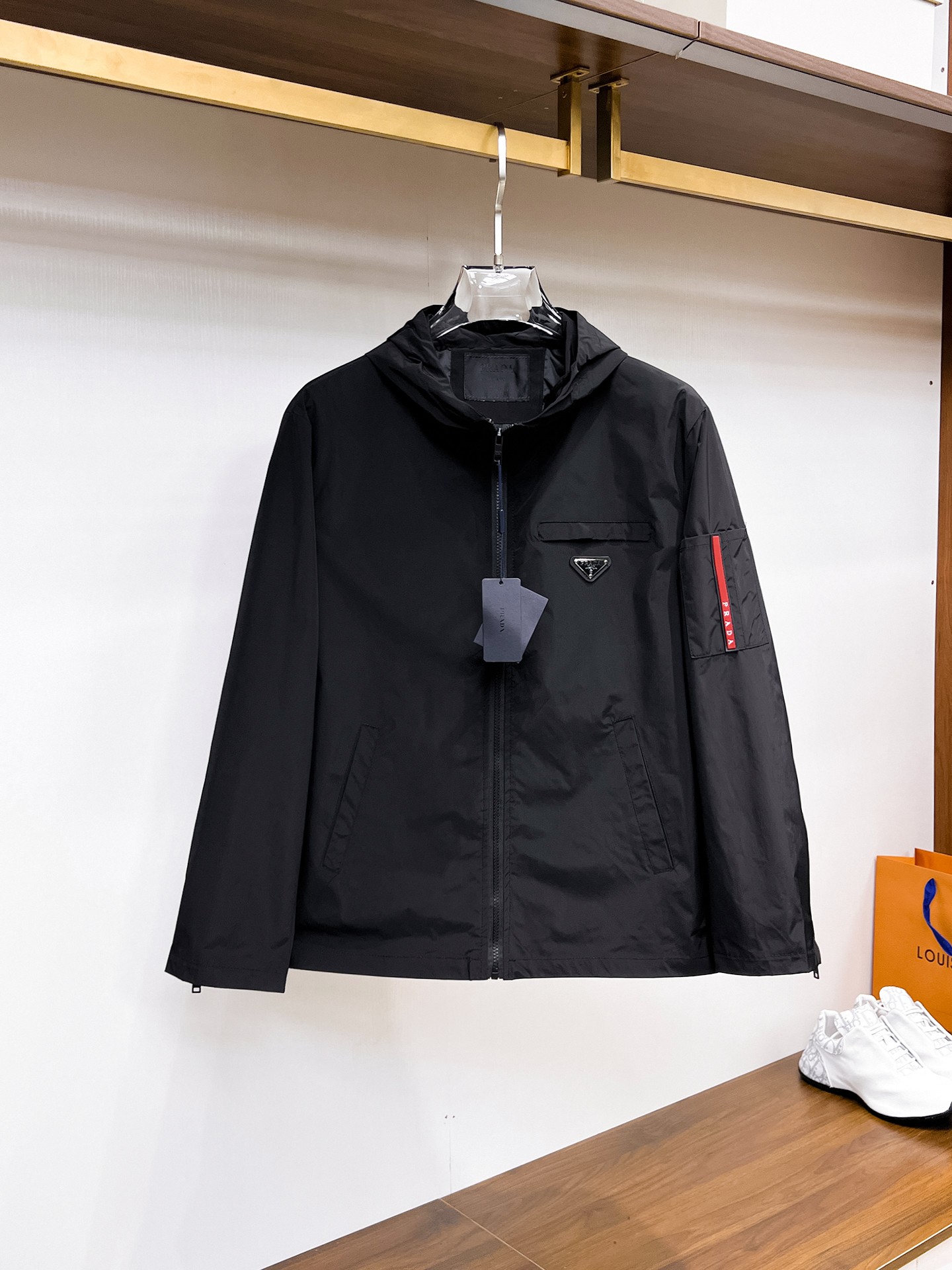 NO:132350,Prada's official website has the same style, complete three standards, and is available in advance. 2025ss Spring New Men's Jacket Jacket, double-sided original single three standards, high-end version, customized counter fabric, breathable and comfortable, impeccable details, brand element design concept, reflecting high quality. The feel is delicate and soft, presents casual cut, and the upper body style is superb. The number of sizes M~3XL, maximum wear 195 catties, prada, jackets & coats, jackets & coats, alexander wang19860909普拉达 官网同款,三标齐全,提前发售 2025ss开春新款男士夹克外套,双面穿原单三标齐全高端版本 专柜定制面料 透气舒适度高,细节无可挑剔,品牌元素设计理念,体现高品质.手感细腻柔软 呈现休闲裁剪,上身版型超赞 码数M～3XL,最大穿195斤,,prada,jackets & coats,jackets & coats,alexander wang,Men's clothing