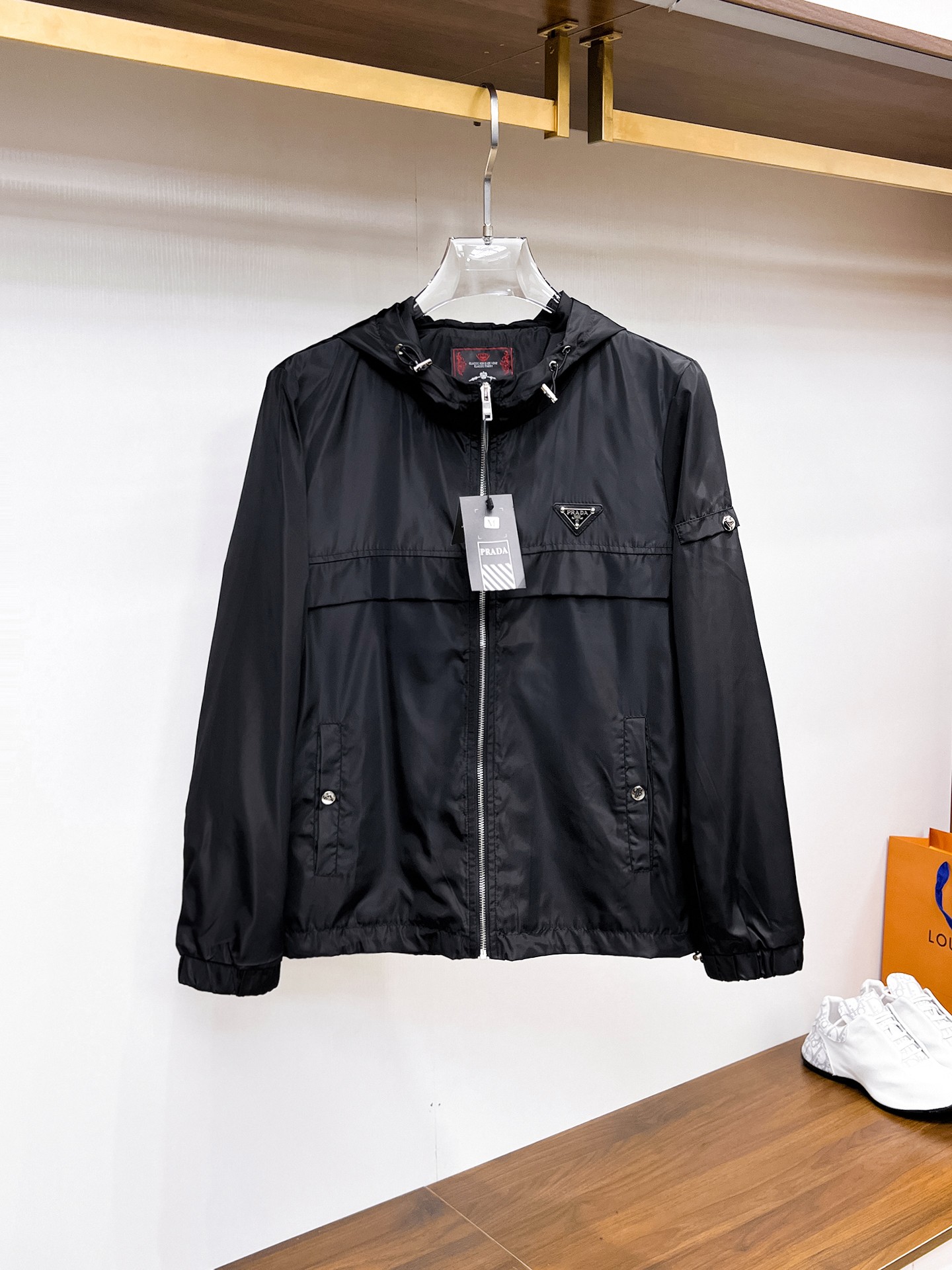 NO:132353,Prada's official website has the same style, complete three standards, and is available in advance. 2025ss Spring New Men's Jacket Jacket, double-sided original single three standards, high-end version, customized counter fabric, breathable and comfortable, impeccable details, brand element design concept, reflecting high quality. The feel is delicate and soft, presents casual cut, and the upper body style is superb. The number of sizes M~3XL, maximum wear 195 catties, prada, jackets & coats, jackets & coats, alexander wang19860909普拉达 官网同款,三标齐全,提前发售 2025ss开春新款男士夹克外套,双面穿原单三标齐全高端版本 专柜定制面料 透气舒适度高,细节无可挑剔,品牌元素设计理念,体现高品质.手感细腻柔软 呈现休闲裁剪,上身版型超赞 码数M～3XL,最大穿195斤,,prada,jackets & coats,jackets & coats,alexander wang,Men's clothing